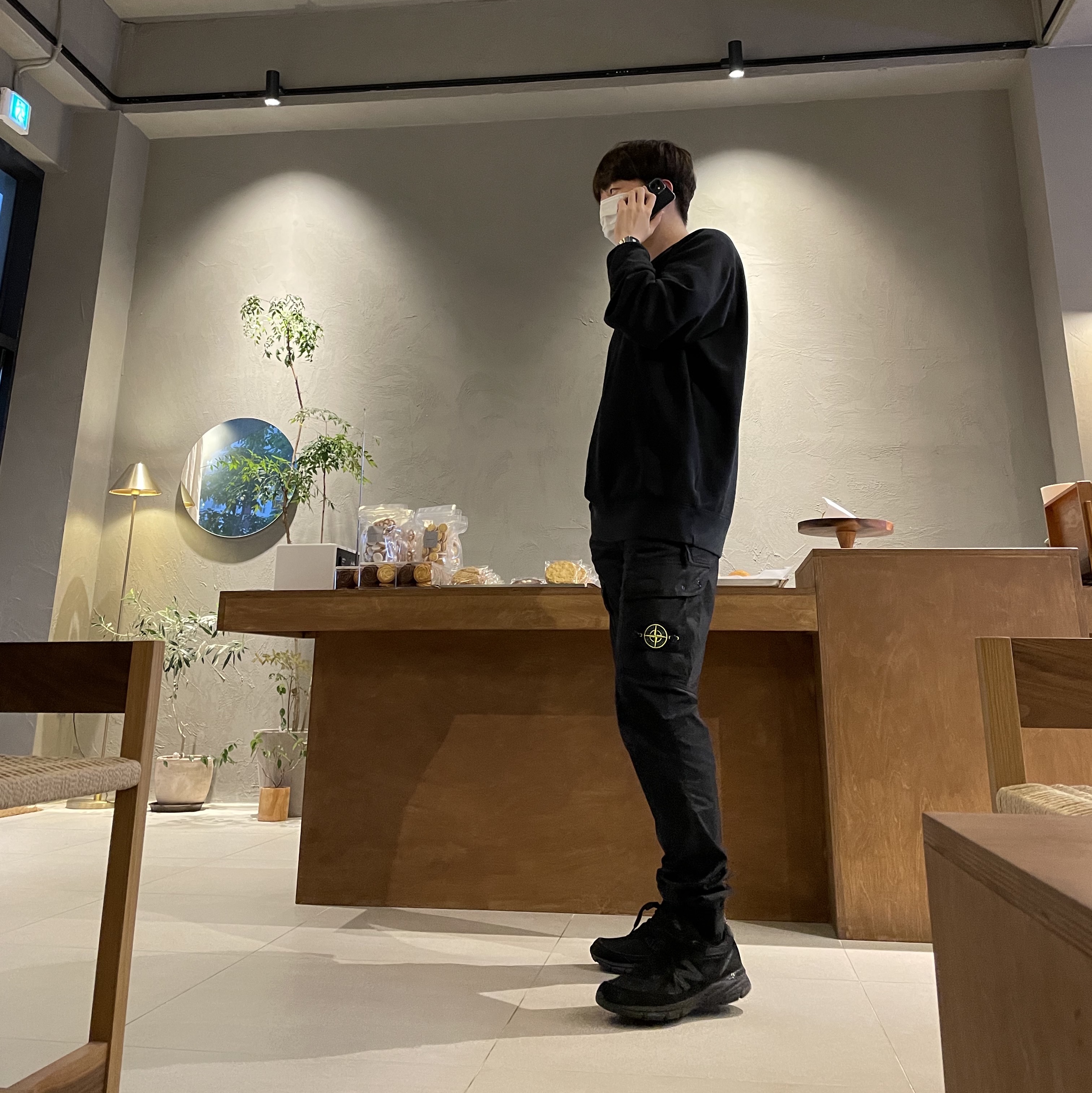 Stone Island 31303 Cargo Pants Black - 21SS, New Balance 990v4 Made in USA Black - D Standard 착용 스타일