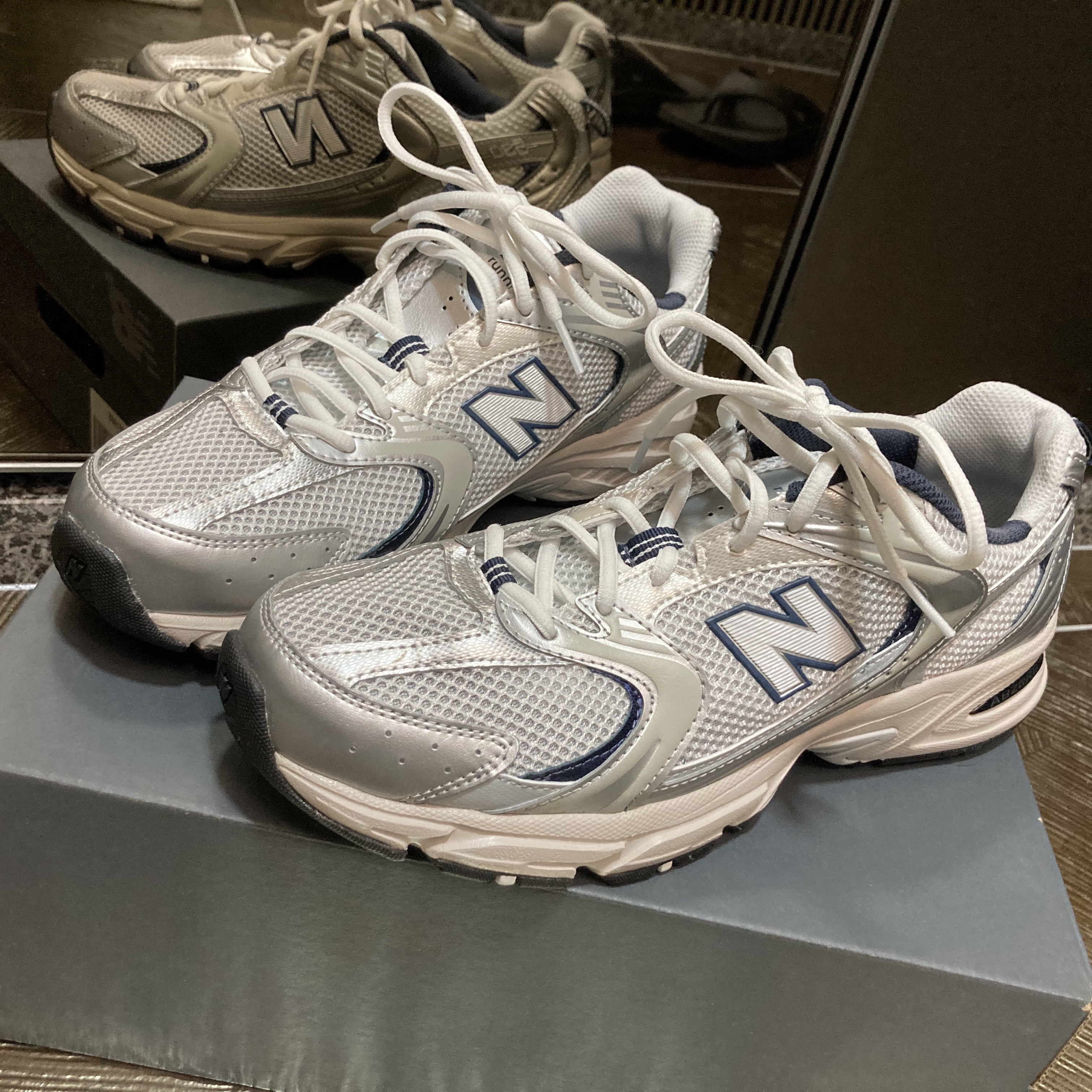 New Balance 530 Steel Grey 착용 스타일 - 1