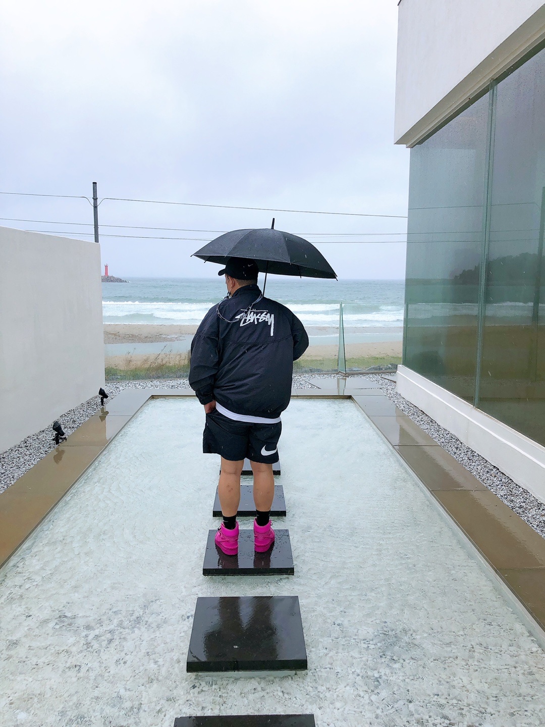 Nike x Stussy Windrunner Jacket Off Noir, Nike x Stussy Water Shorts Off Noir 착용 스타일 - 2