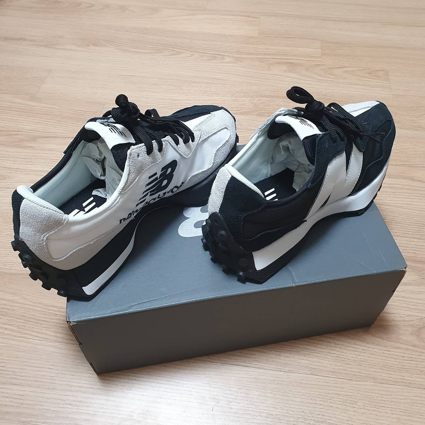 New Balance 327 NB Collective Black Grey 착용 스타일 - 2