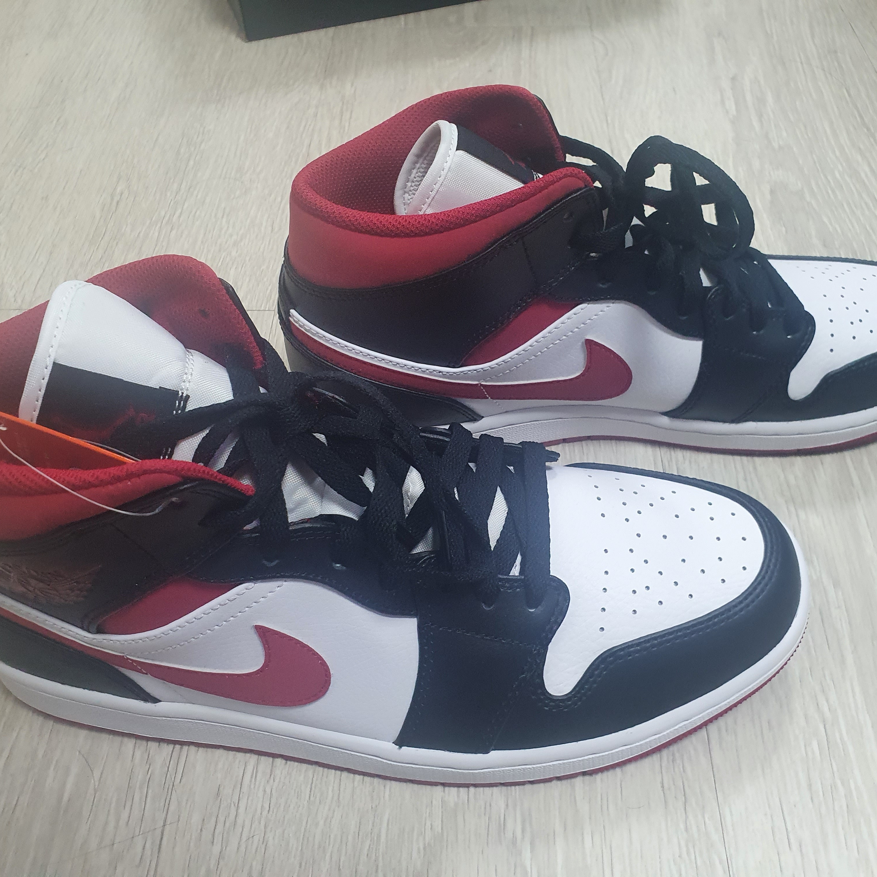 Jordan 1 Mid Gym Red Black White 착용 스타일 - 3