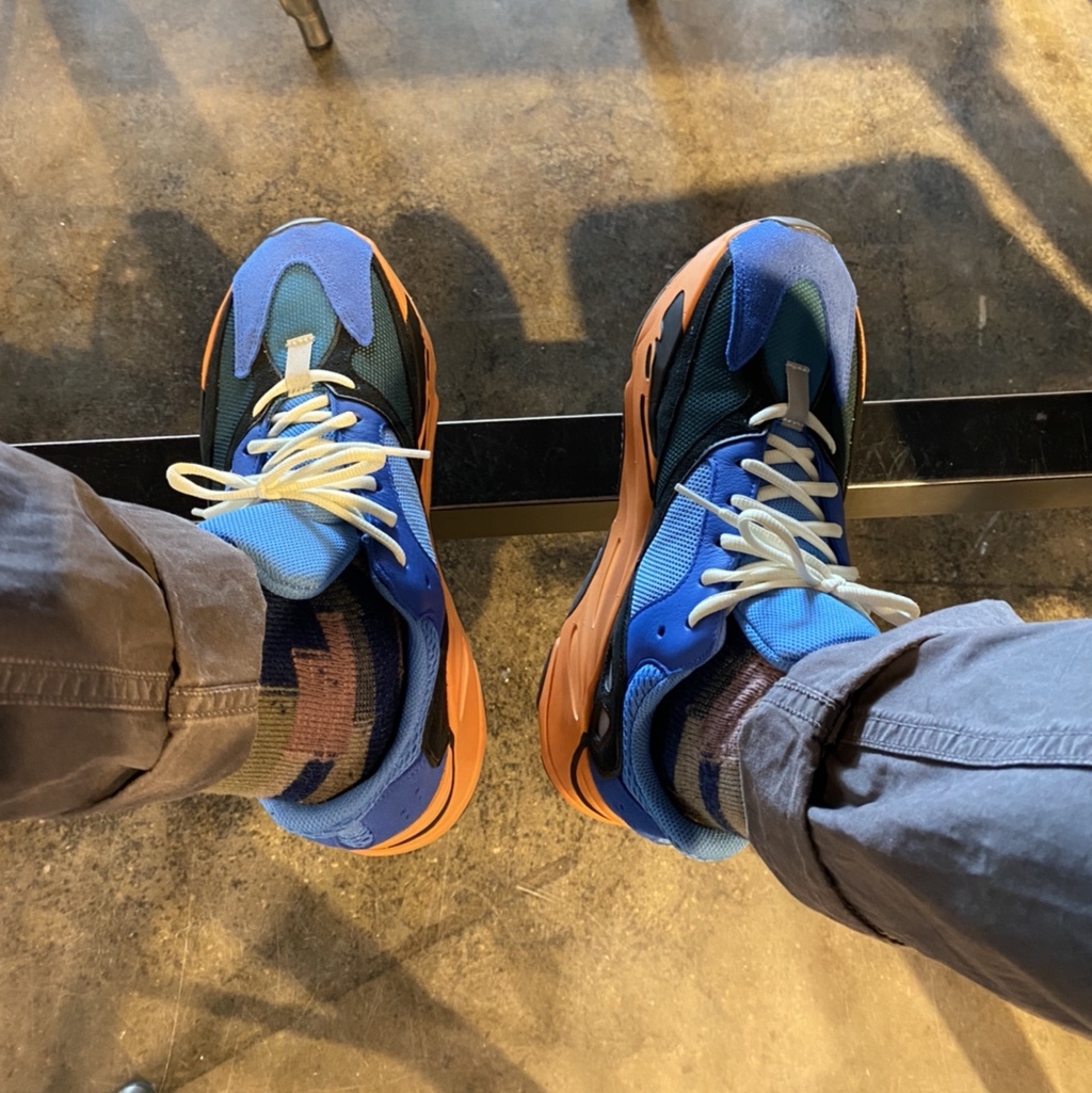 Adidas Yeezy Boost 700 Bright Blue 착용 스타일 - 1