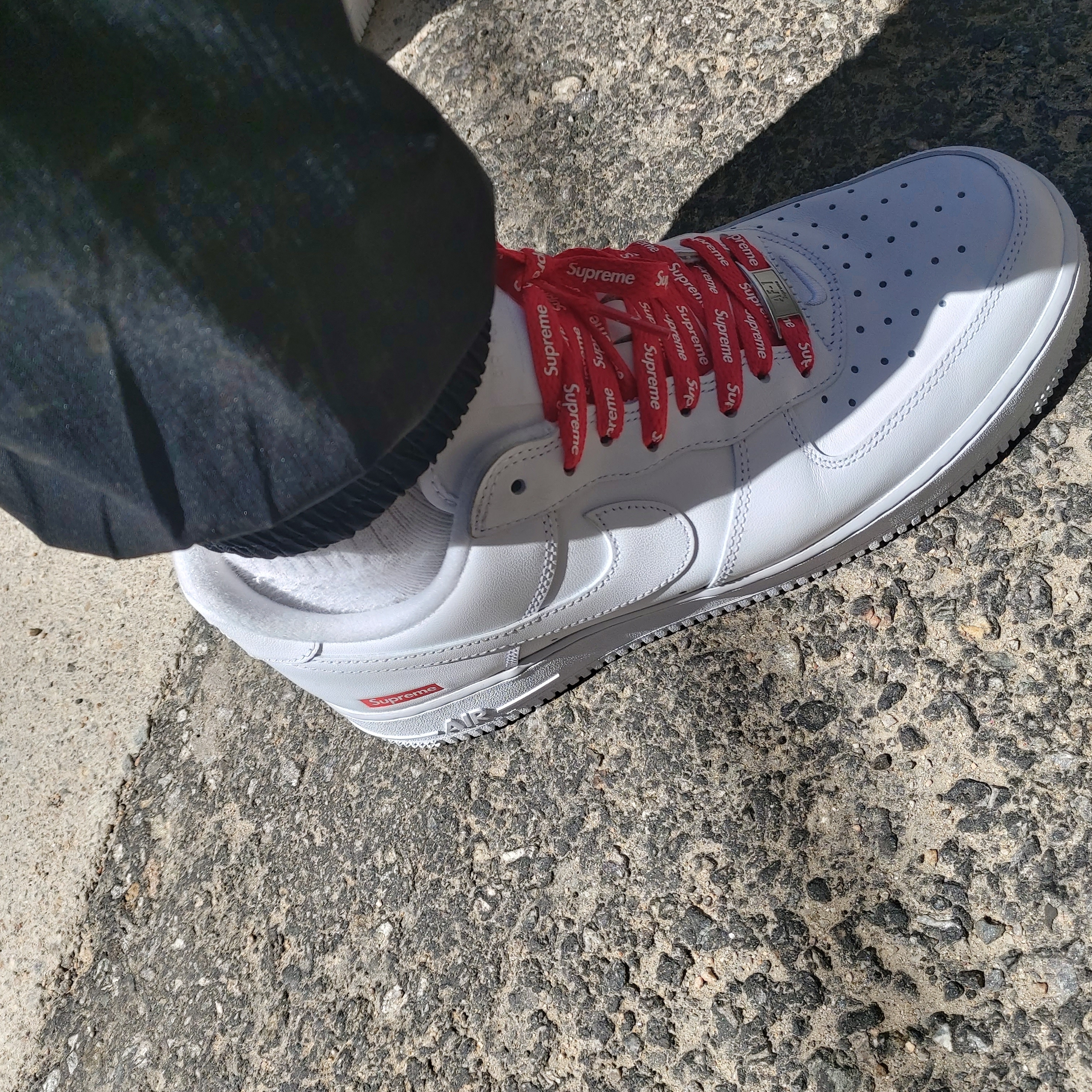 Nike x Supreme Air Force 1 Low White 착용 스타일 - 3