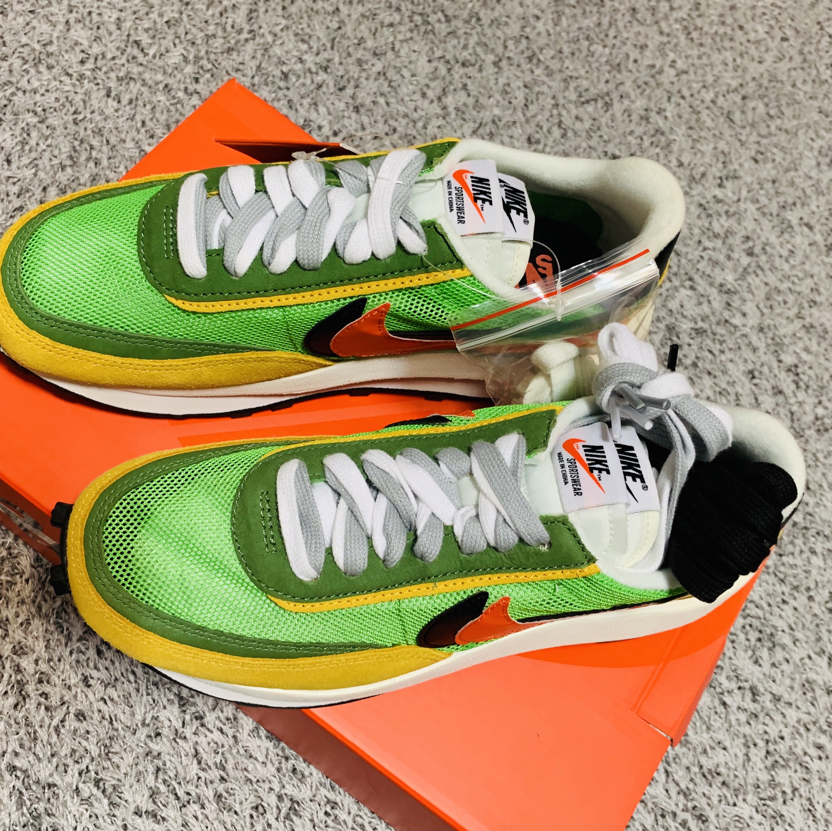 Nike x Sacai LDWaffle Green Multi 착용 스타일 - 2