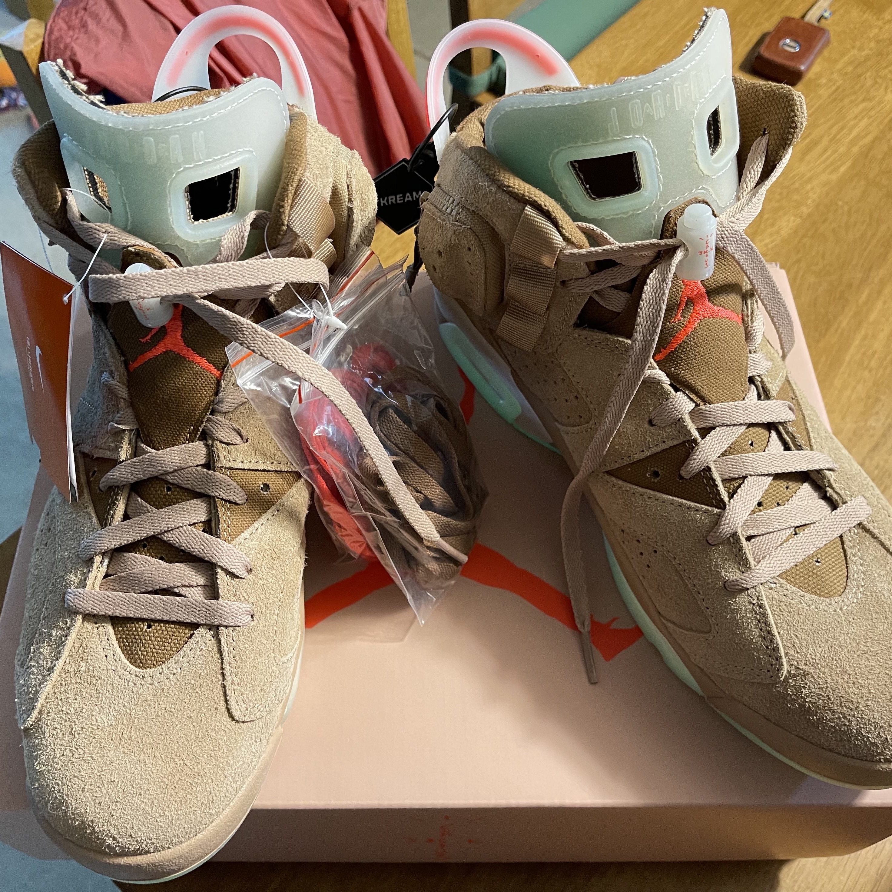 Jordan 6 x Travis Scott Retro SP British Khaki 착용 스타일 - 1