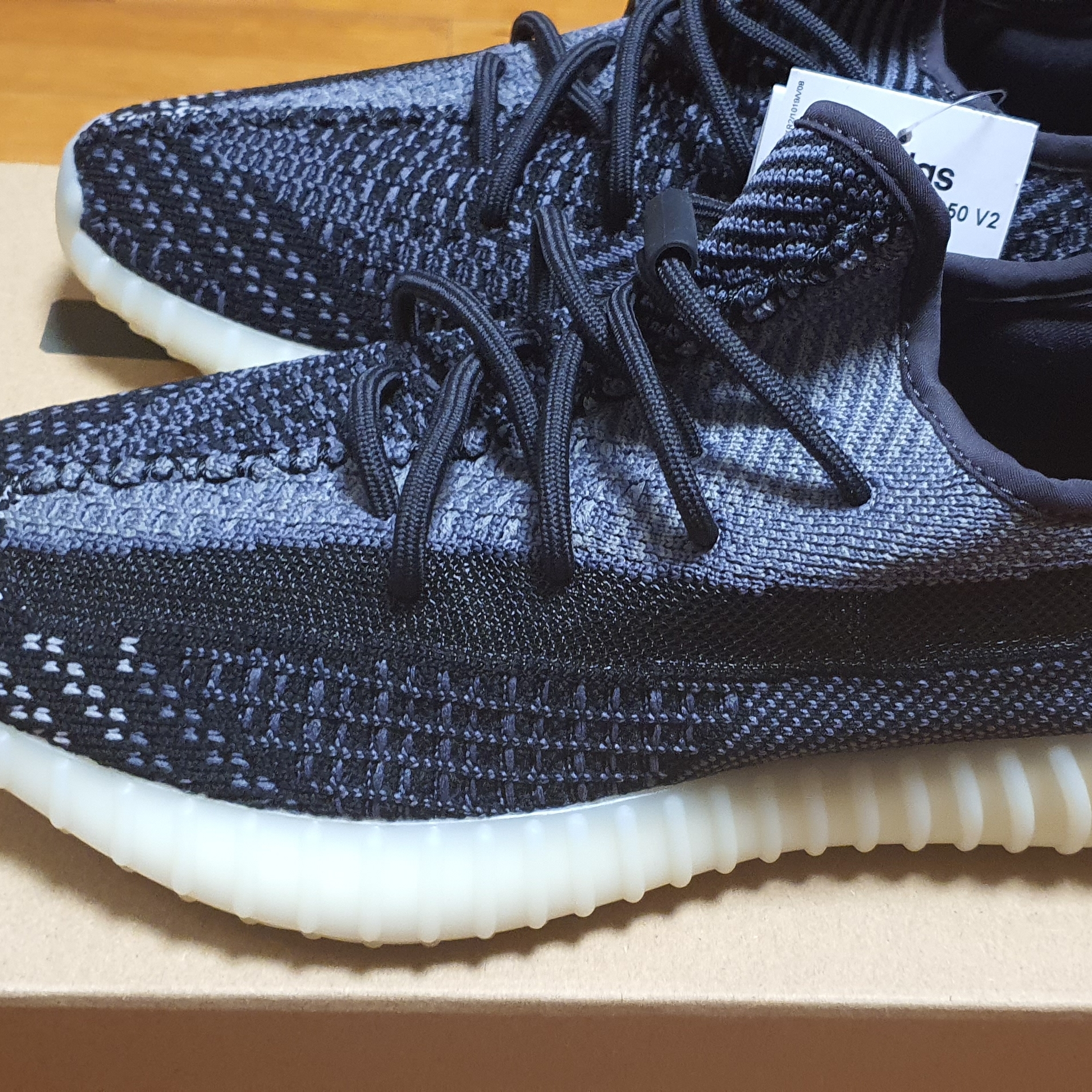 Adidas Yeezy Boost 350 V2 Carbon 착용 스타일 - 1