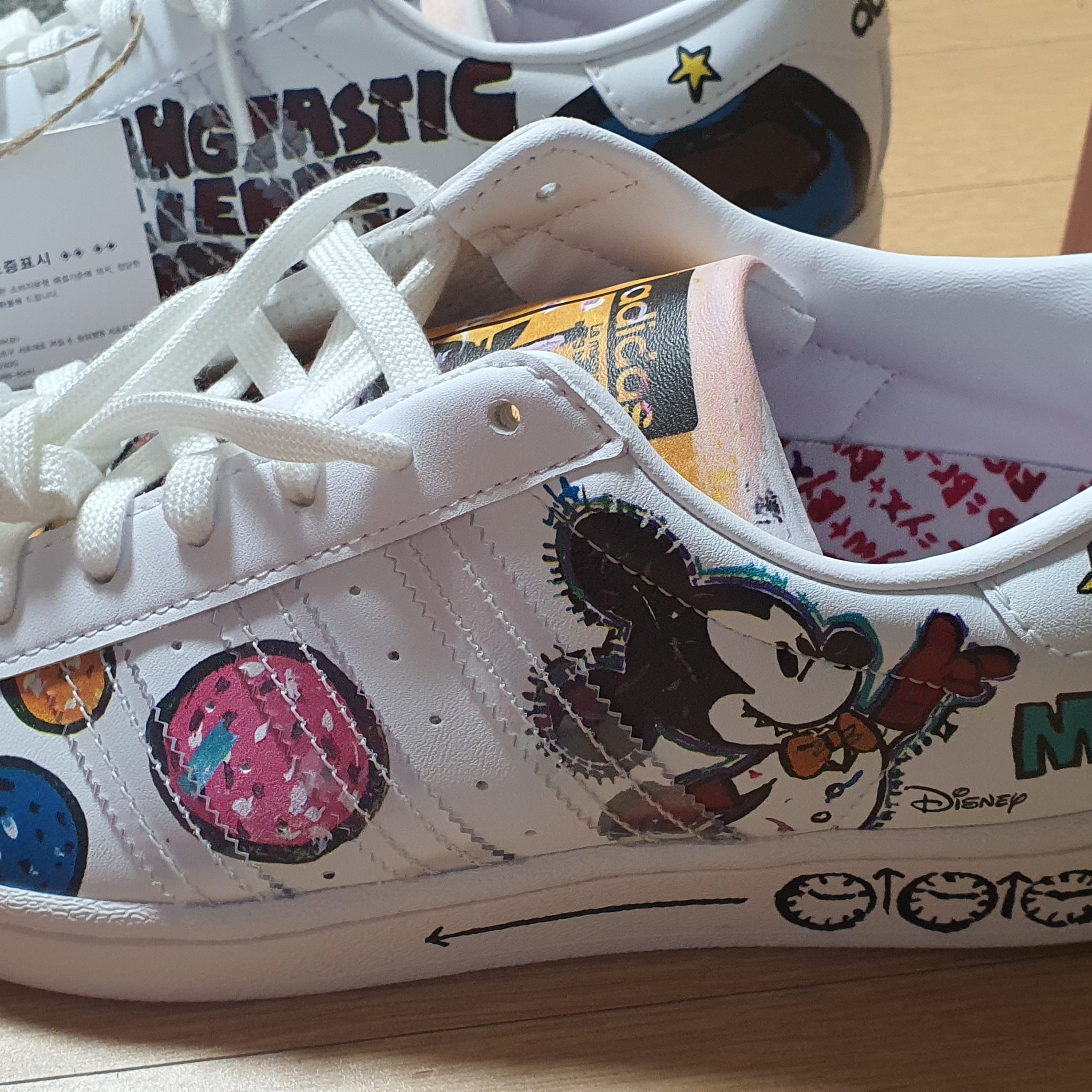Adidas x Kasing Lung x Disney Superstar Labubu Mickey Mouse 착용 스타일 - 1