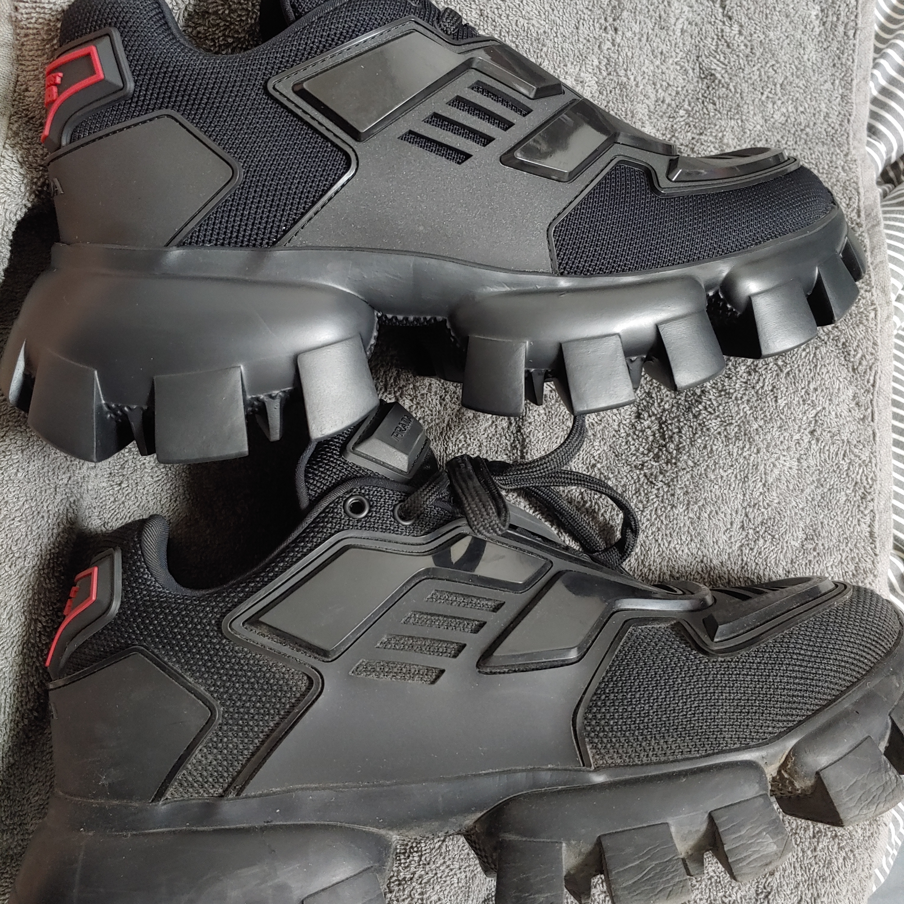 (W) Prada Cloudbust Thunder Sneakers Black, Prada Cloudbust Thunder Technical Fabric Sneakers Black 착용 스타일 - 2