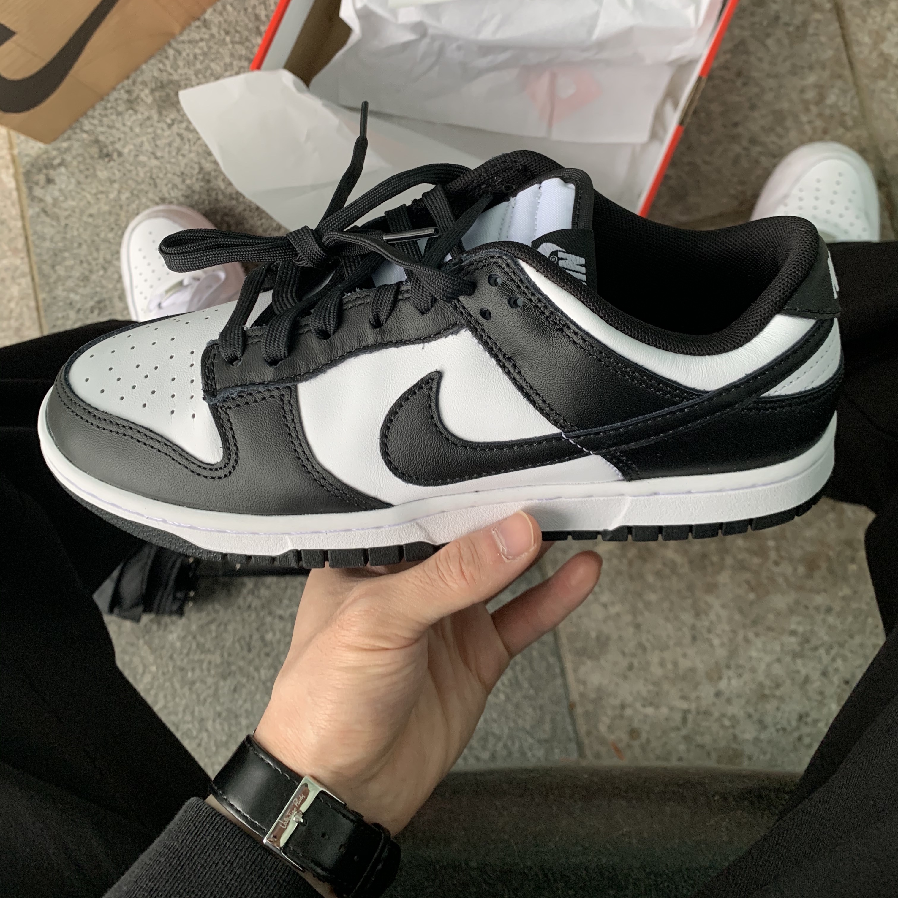 Nike Dunk Low Retro Black, Nike Air Force 1 '07 Low White 착용 스타일