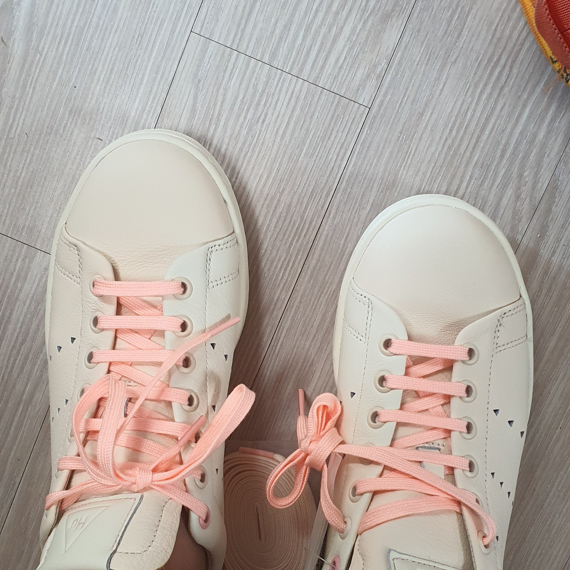 Adidas x Pharrell Williams Campus Ecru Tint, Adidas x Pharrell Williams Superstar Primeknit Cream 착용 스타일 - 1