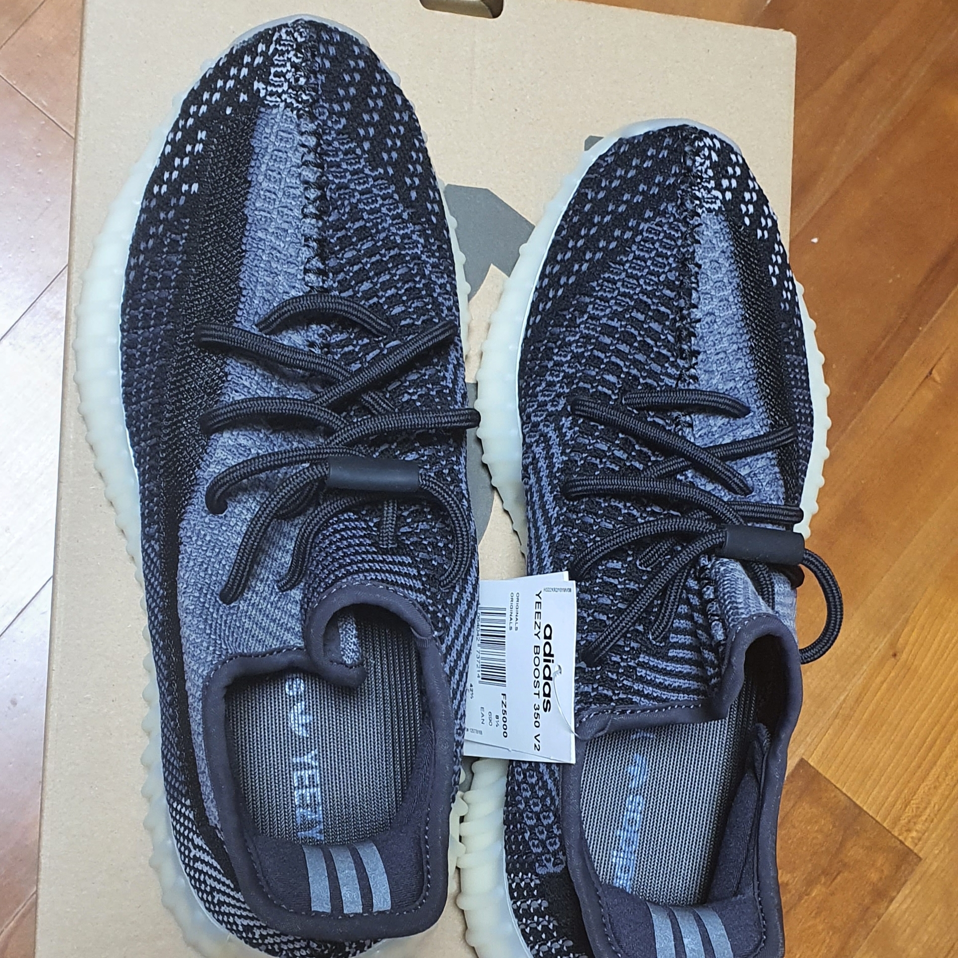 Adidas Yeezy Boost 350 V2 Carbon 착용 스타일 - 2