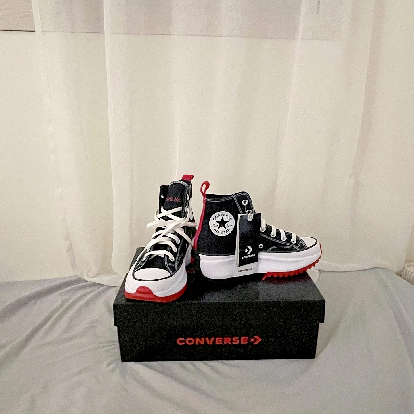 Converse x Keith Haring Run Star Hike Hi Black Red 착용 스타일 - 1