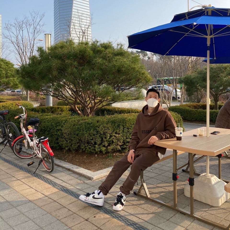 Essentials Logo Hoodie Brown/Rain Drum - Ssense Exclusive, Essentials Fleece Lounge Pants Brown/Rain Drum - Ssense Exclusive 착용 스타일 - 2