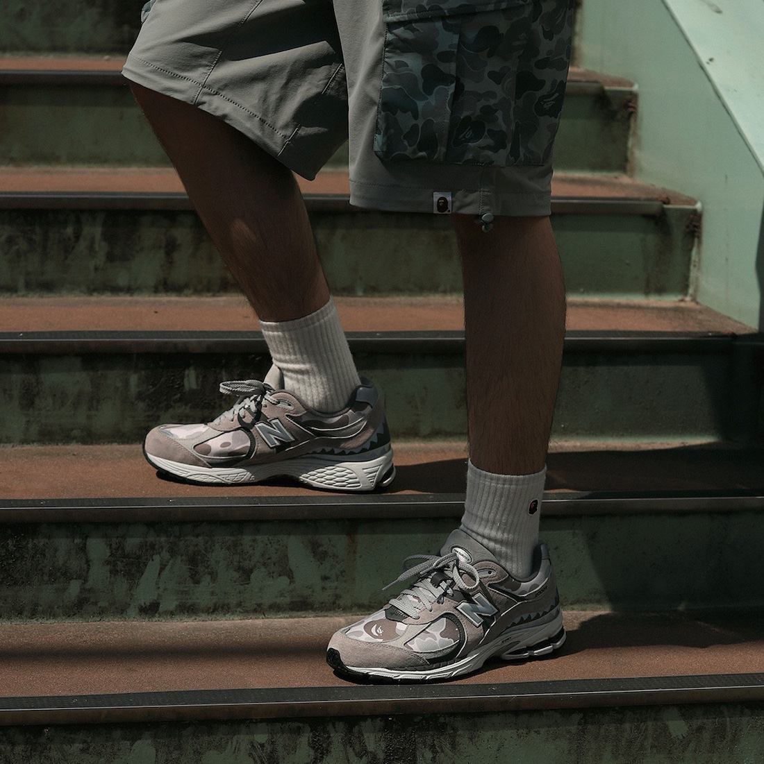 New Balance x BAPE 2002R Black Camo (Special Box), New Balance x BAPE 2002R Gray Camo (Special Box) 착용 스타일 - 3