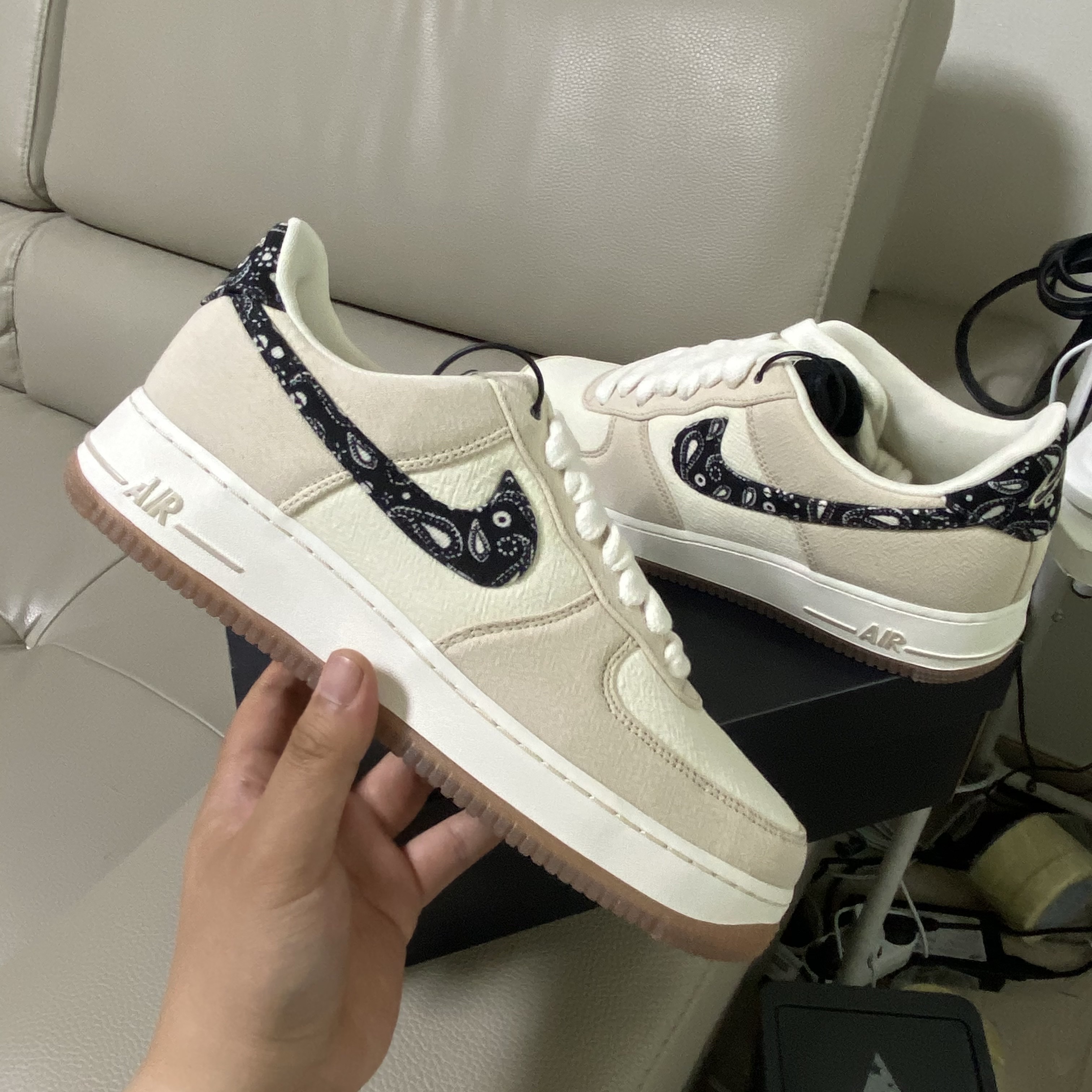 Nike Air Force 1 '07 LV8 Paisley Swoosh 착용 스타일