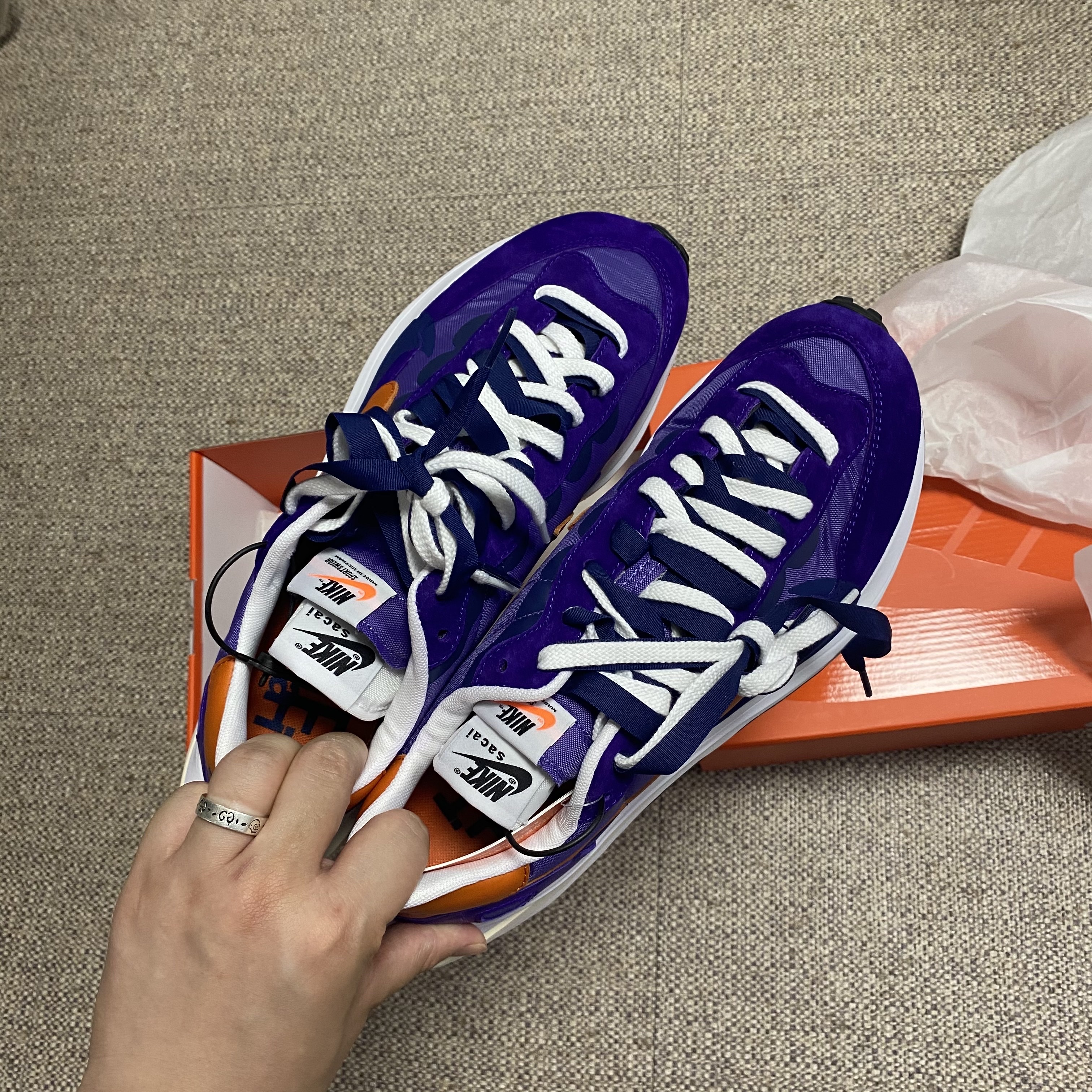 Nike x Sacai VaporWaffle Dark Iris 착용 스타일 - 3