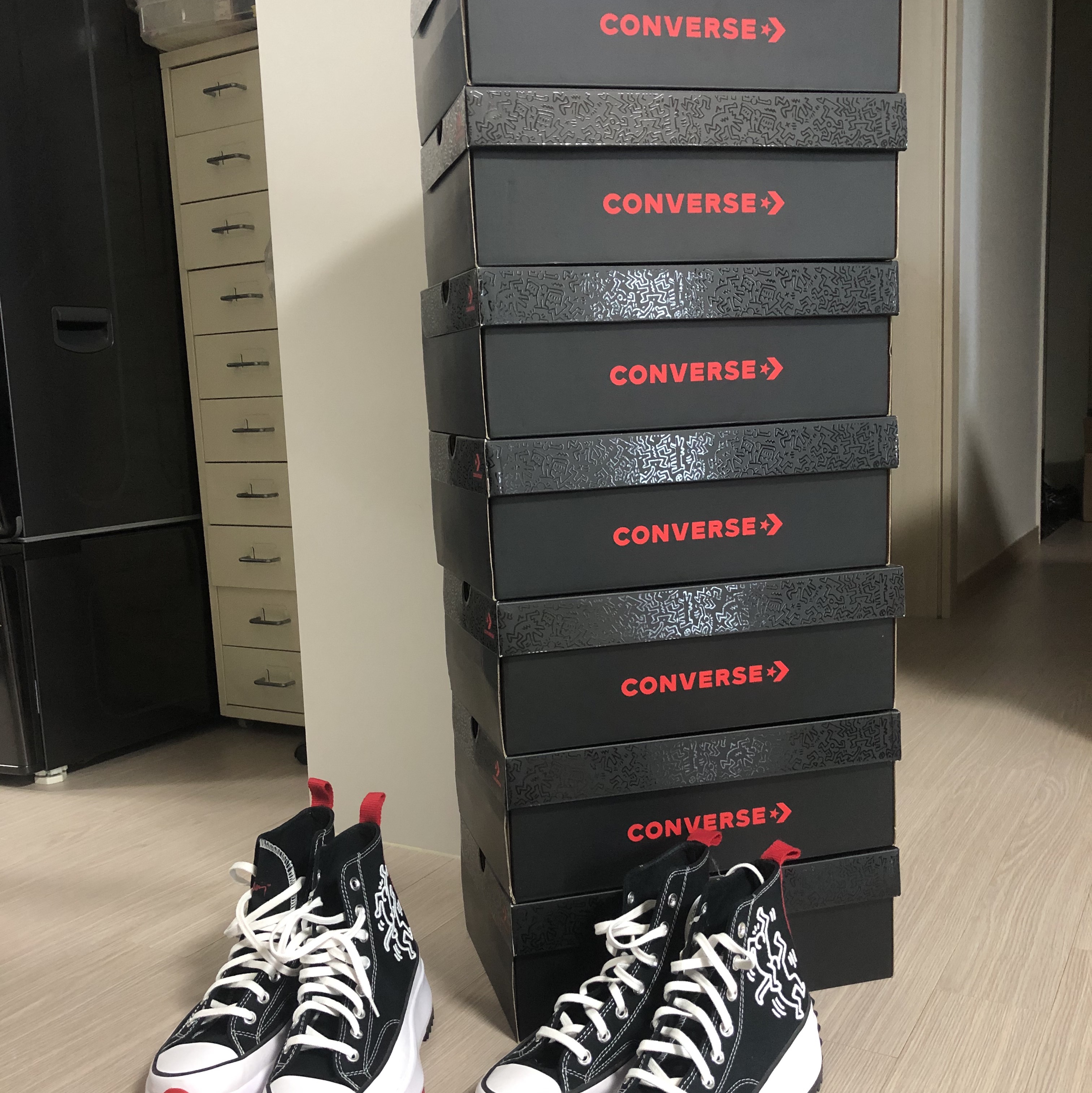 Converse x Keith Haring Run Star Hike Hi Black Red 착용 스타일