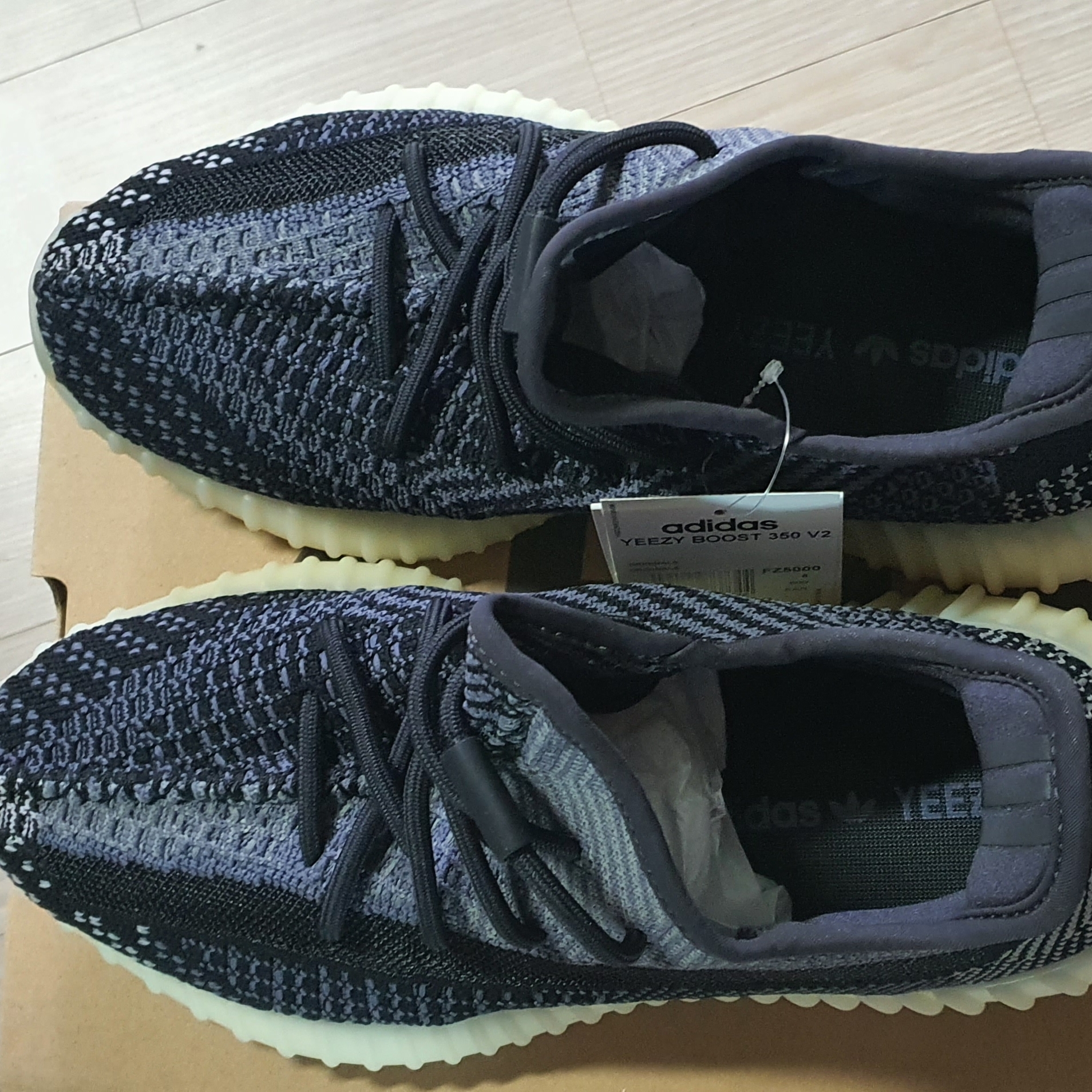 Adidas Yeezy Boost 350 V2 Carbon 착용 스타일 - 4