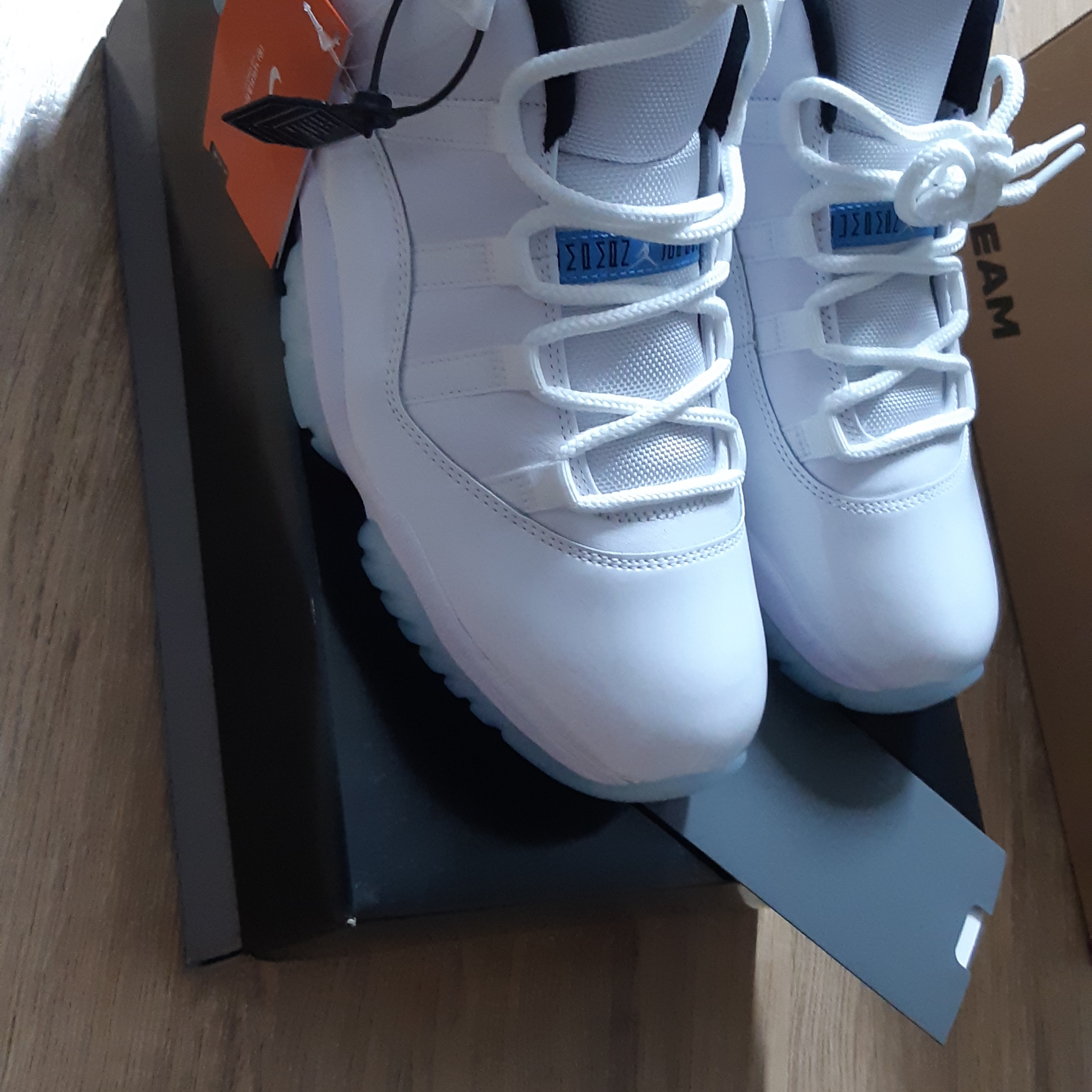 Jordan 11 Retro Low Legend Blue 착용 스타일 - 2