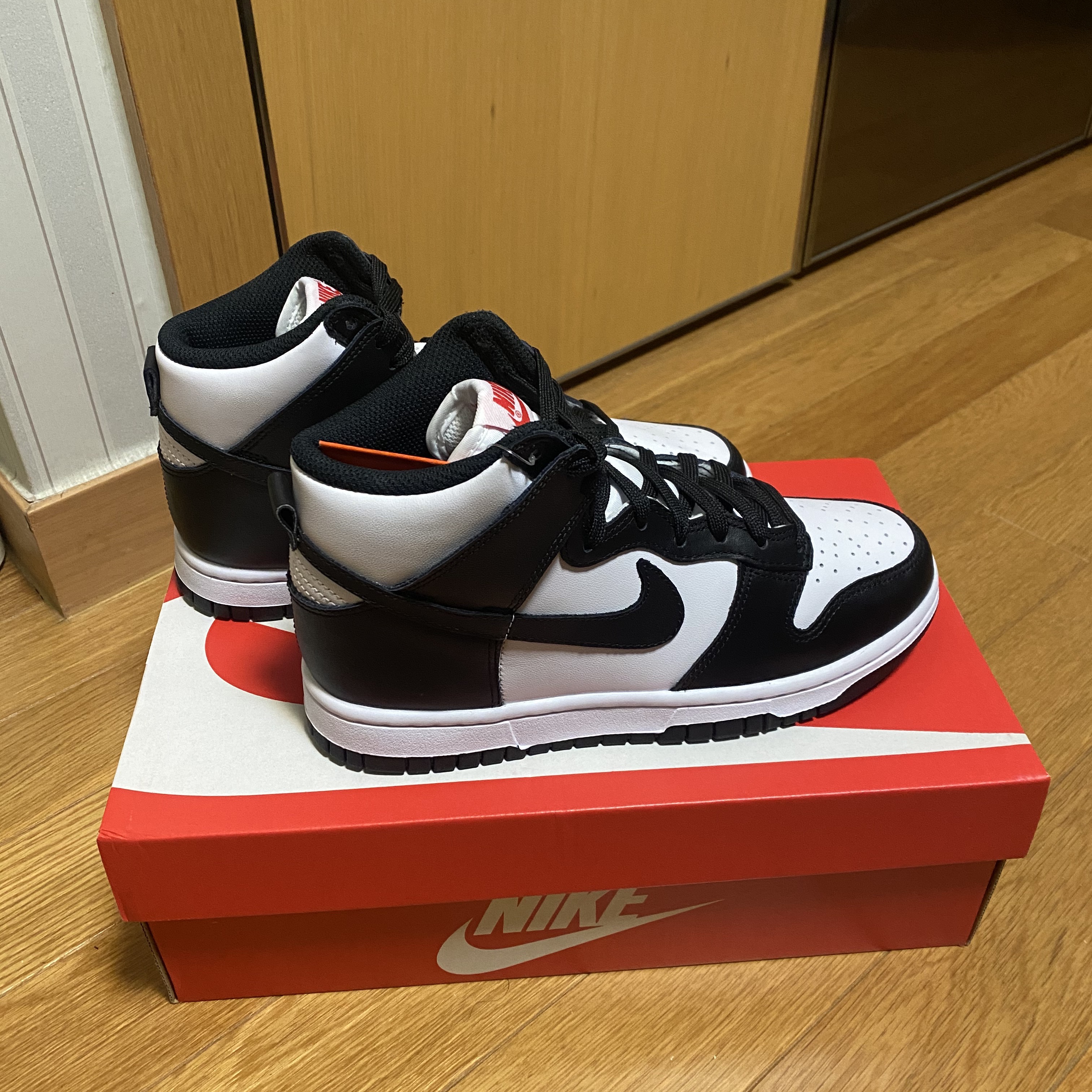 (W) Nike Dunk High Black and White 착용 스타일 - 2