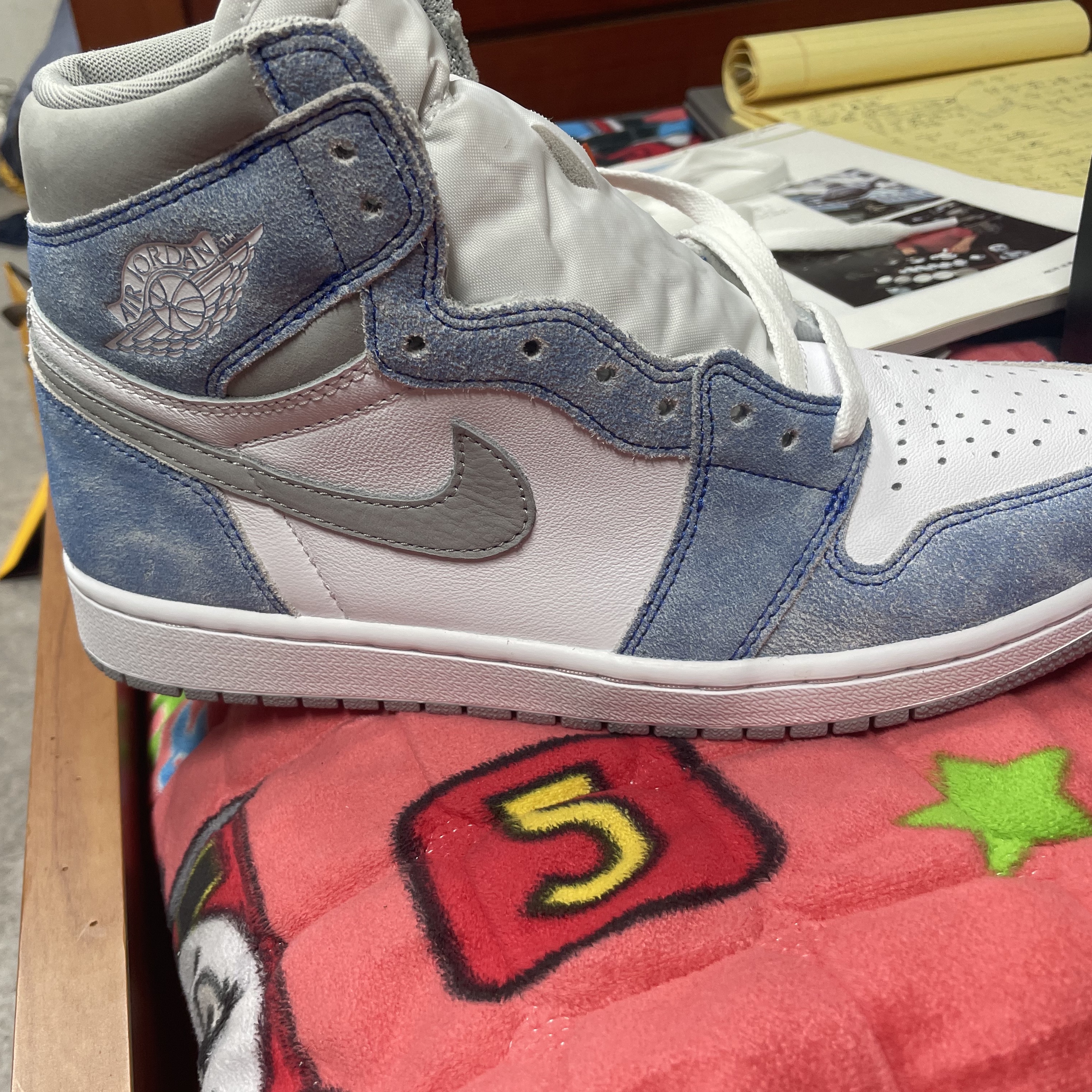 Jordan 1 Retro High OG Hyper Royal 착용 스타일 - 1