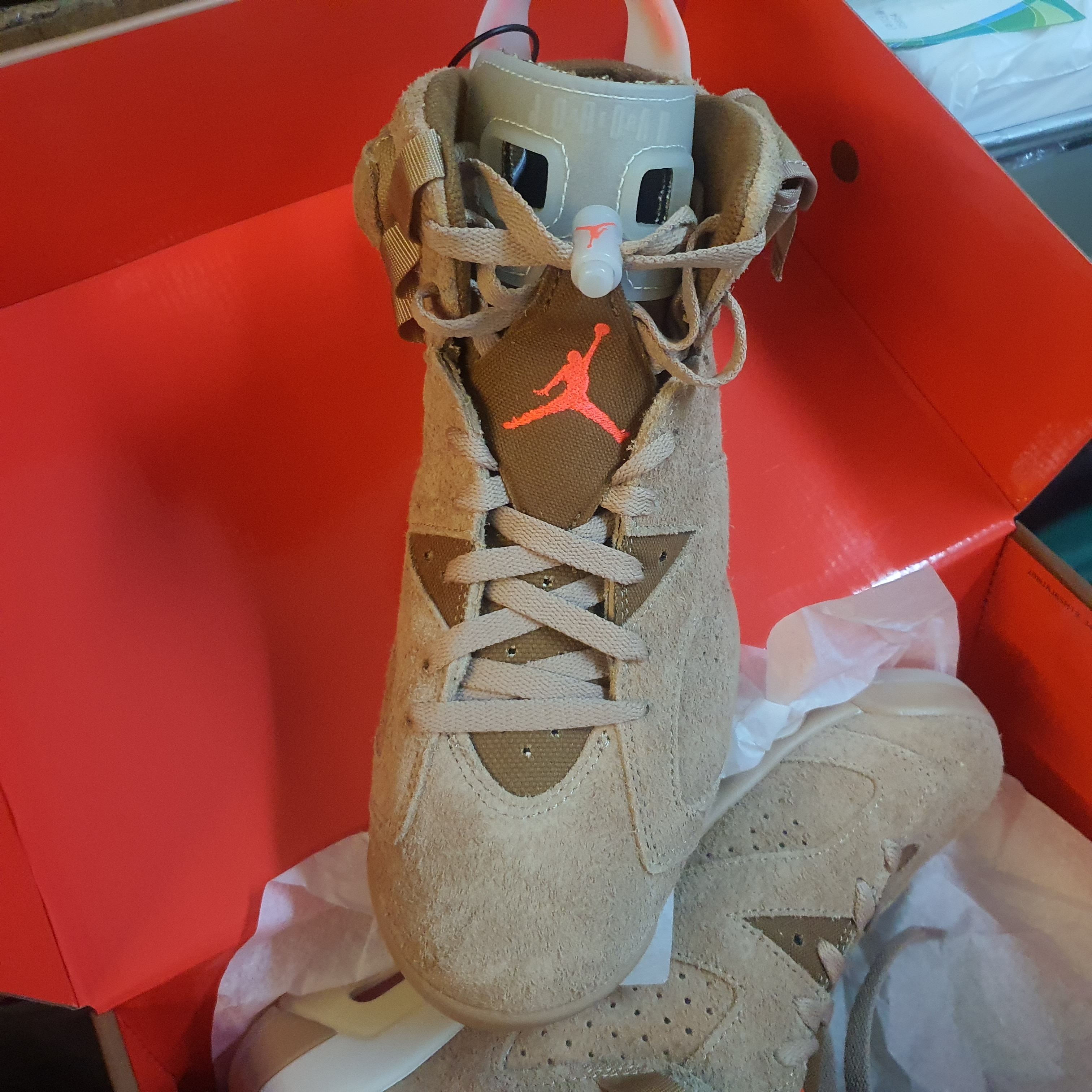 Jordan 6 x Travis Scott Retro SP British Khaki 착용 스타일 - 2