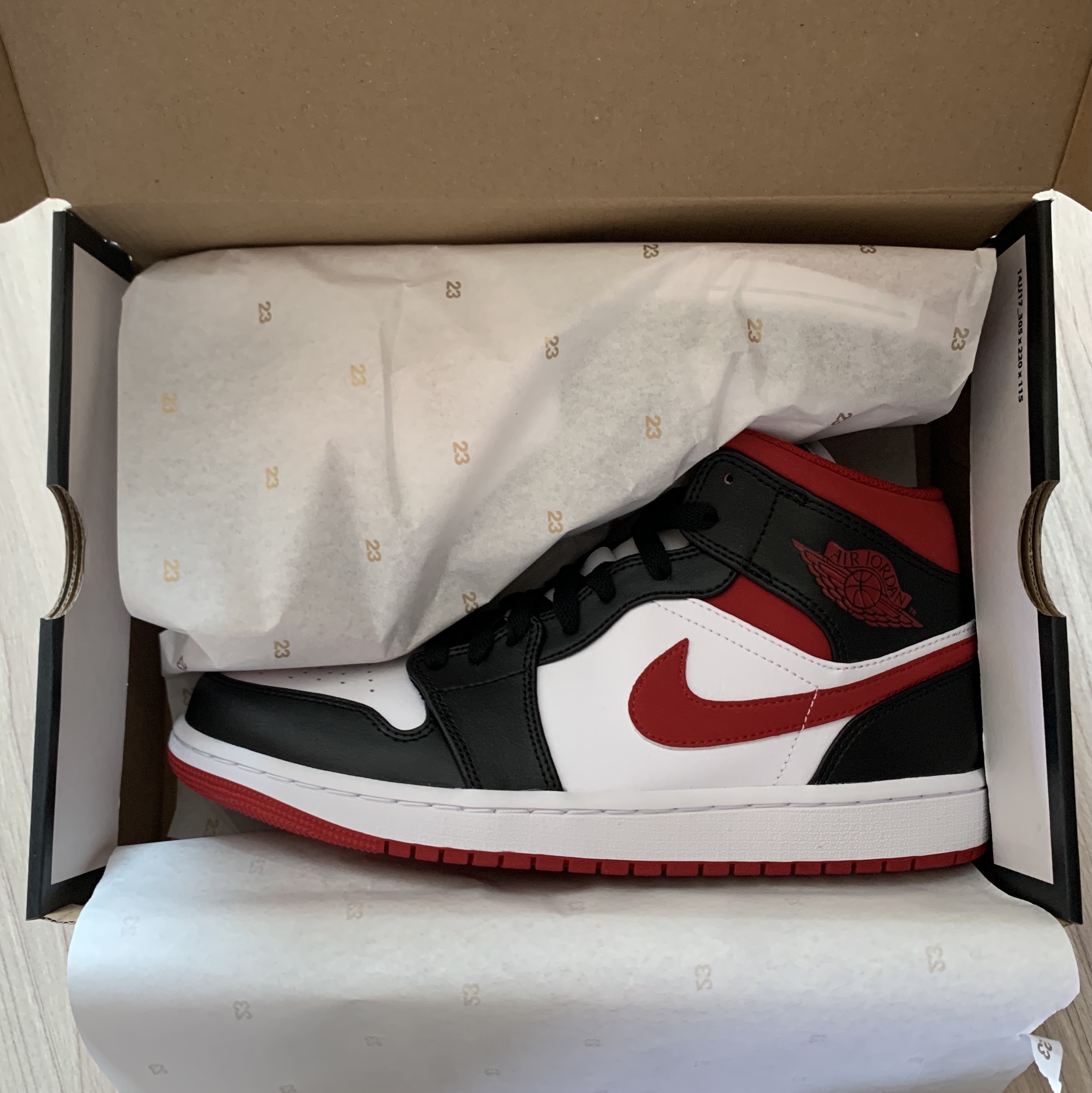 Jordan 1 Mid Gym Red Black White 착용 스타일 - 1