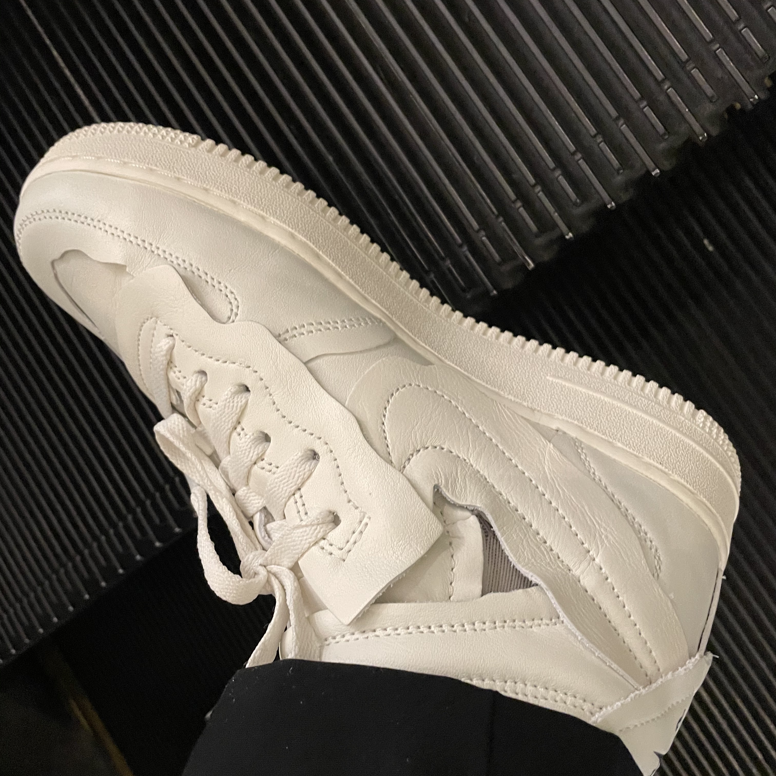 Nike x Comme des Garcons Homme Plus Air Force Mid White 착용 스타일 - 2