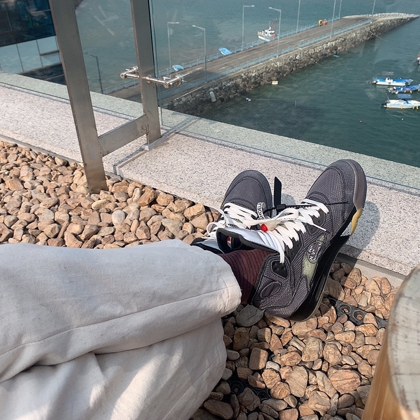 Jordan 5 x Off-White Retro SP Black Muslin 착용 스타일 - 1