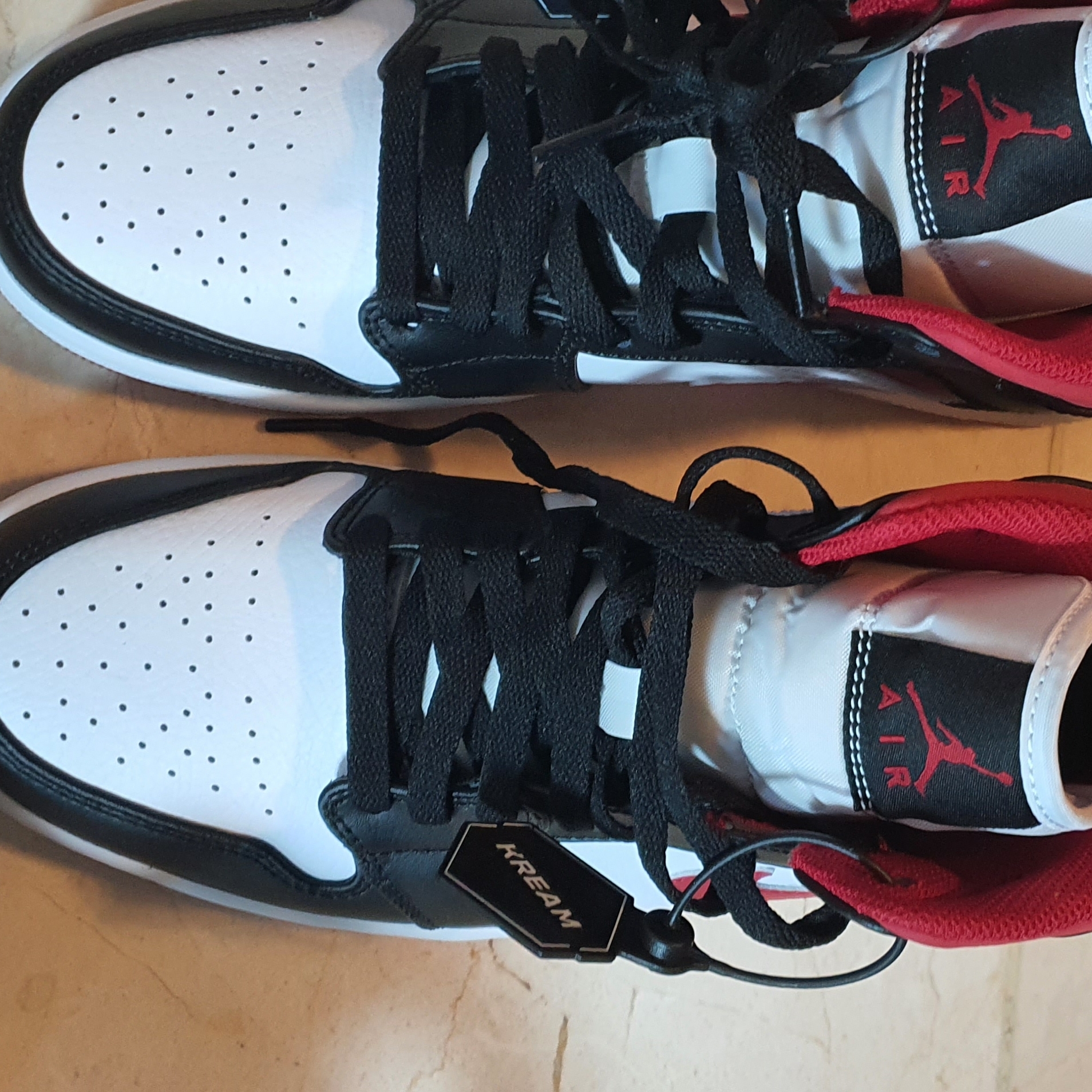 Jordan 1 Mid Gym Red Black White 착용 스타일 - 3