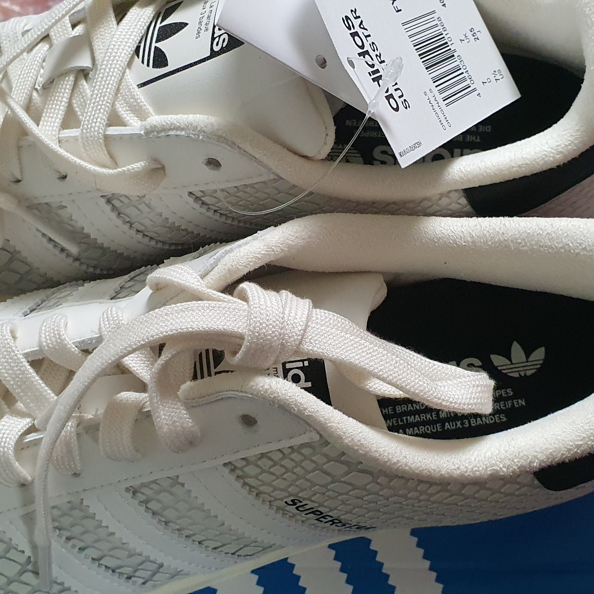 Adidas x Atmos Superstar G-SNK Off White 착용 스타일 - 2