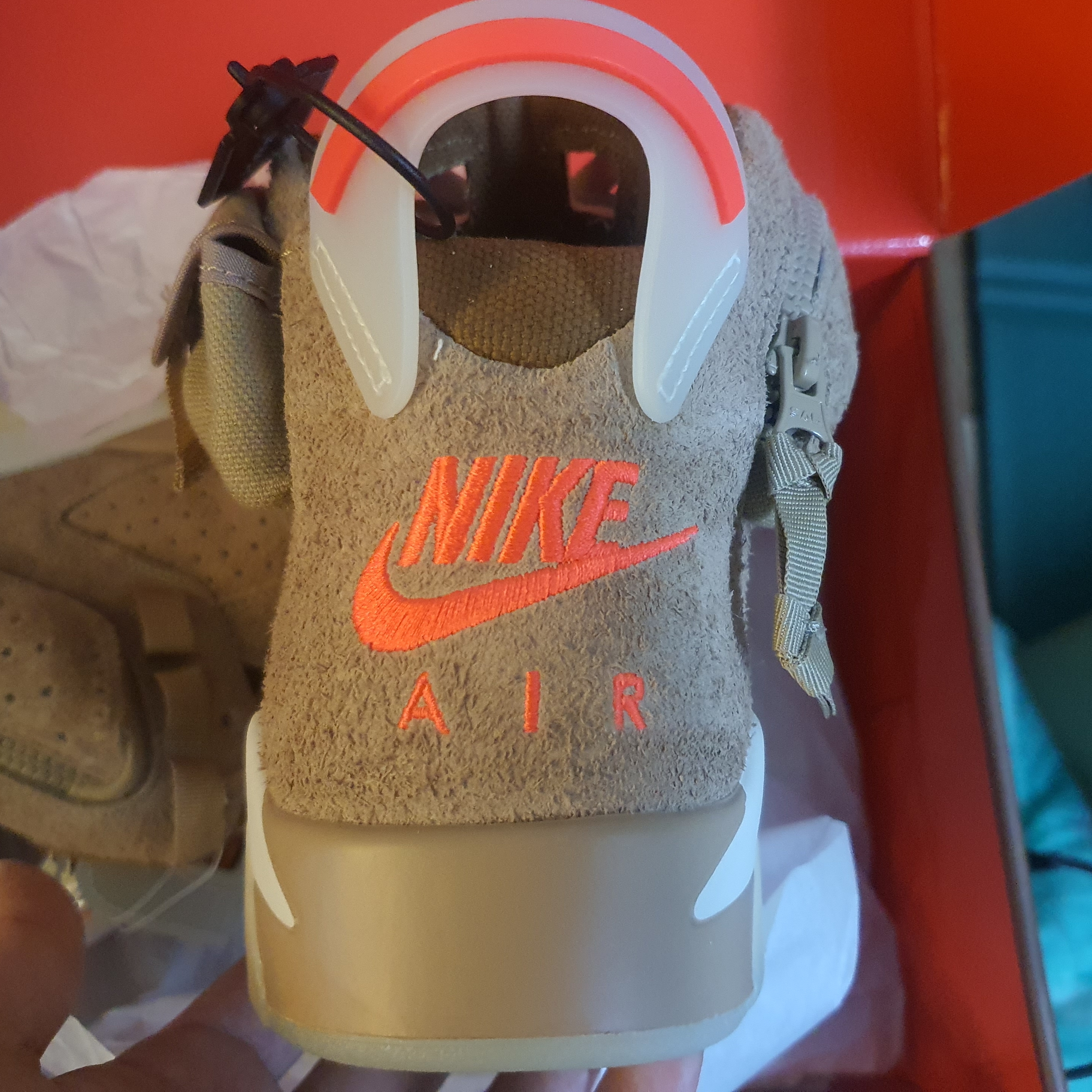 Jordan 6 x Travis Scott Retro SP British Khaki 착용 스타일 - 3