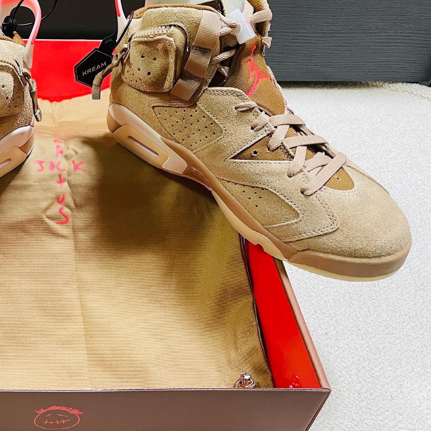 Jordan 6 x Travis Scott Retro SP British Khaki, Jordan x Travis Scott S/S Top - Asia 착용 스타일 - 2