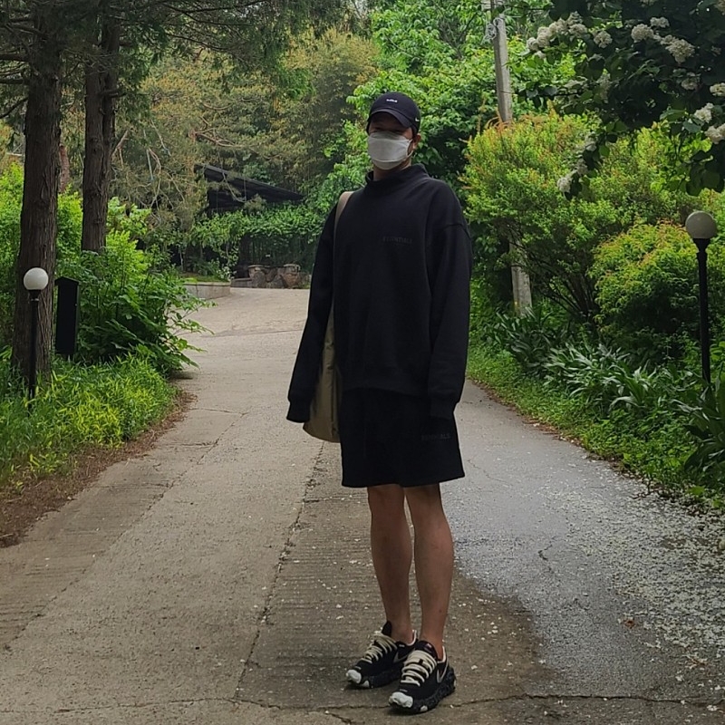 Essentials Sweatshorts Black 2020, Essentials Pull-Over Mockneck Sweatshirt Black 2020 착용 스타일 - 2