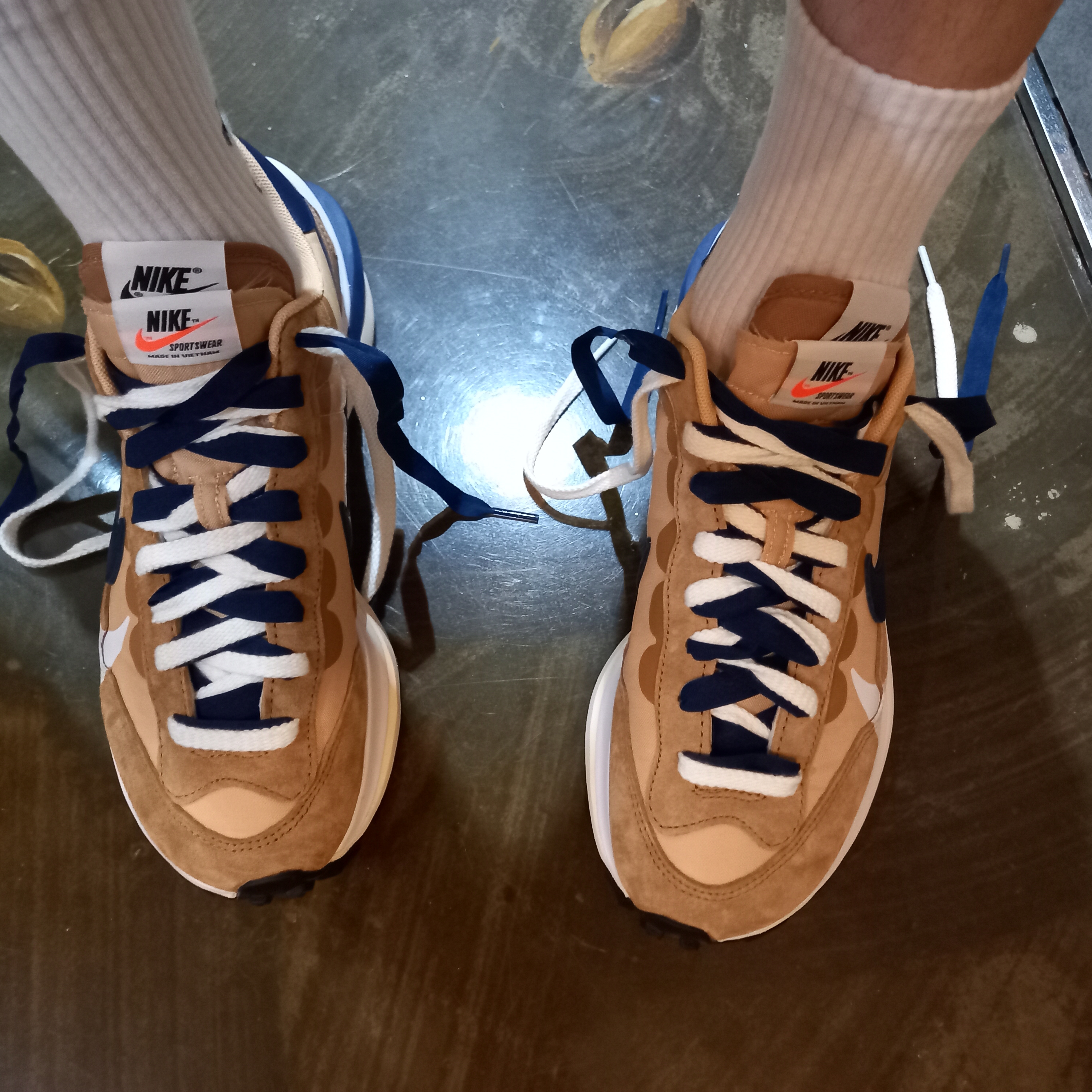 Nike x Sacai VaporWaffle Sesame and Blue Void 착용 스타일