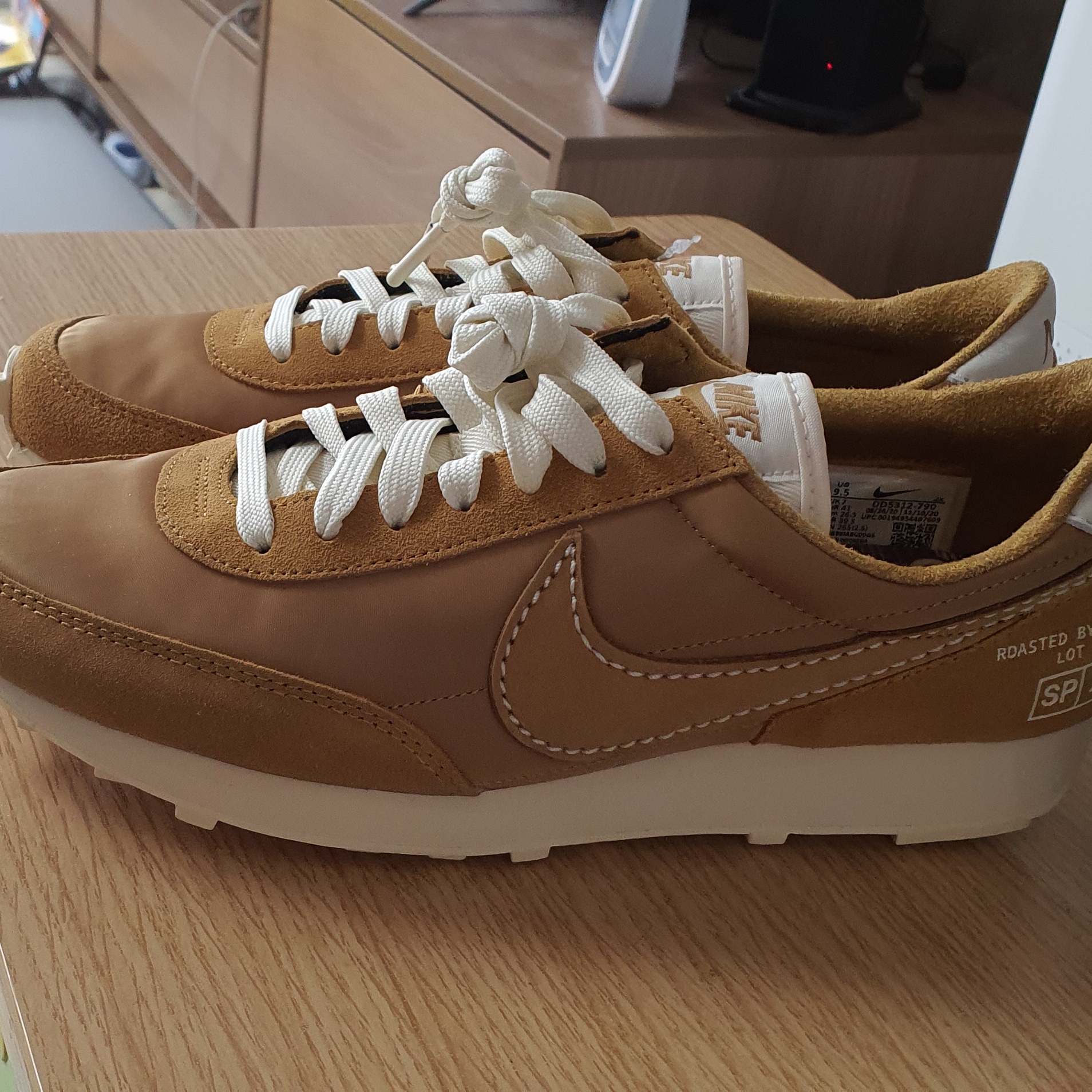 (W) Nike Daybreak Wheat Pale Ivory 착용 스타일 - 1