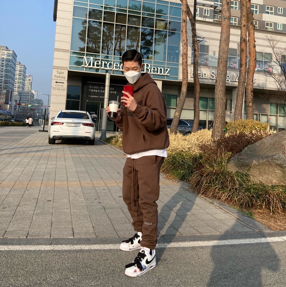 Essentials Logo Hoodie Brown/Rain Drum - Ssense Exclusive, Essentials Fleece Lounge Pants Brown/Rain Drum - Ssense Exclusive 착용 스타일 - 1