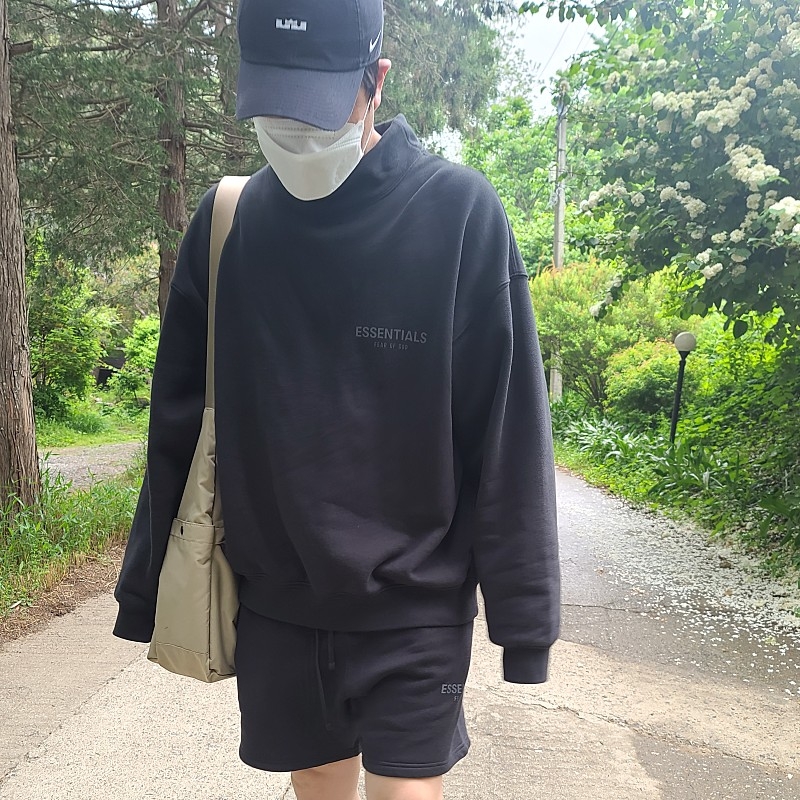 Essentials Sweatshorts Black 2020, Essentials Pull-Over Mockneck Sweatshirt Black 2020 착용 스타일 - 3