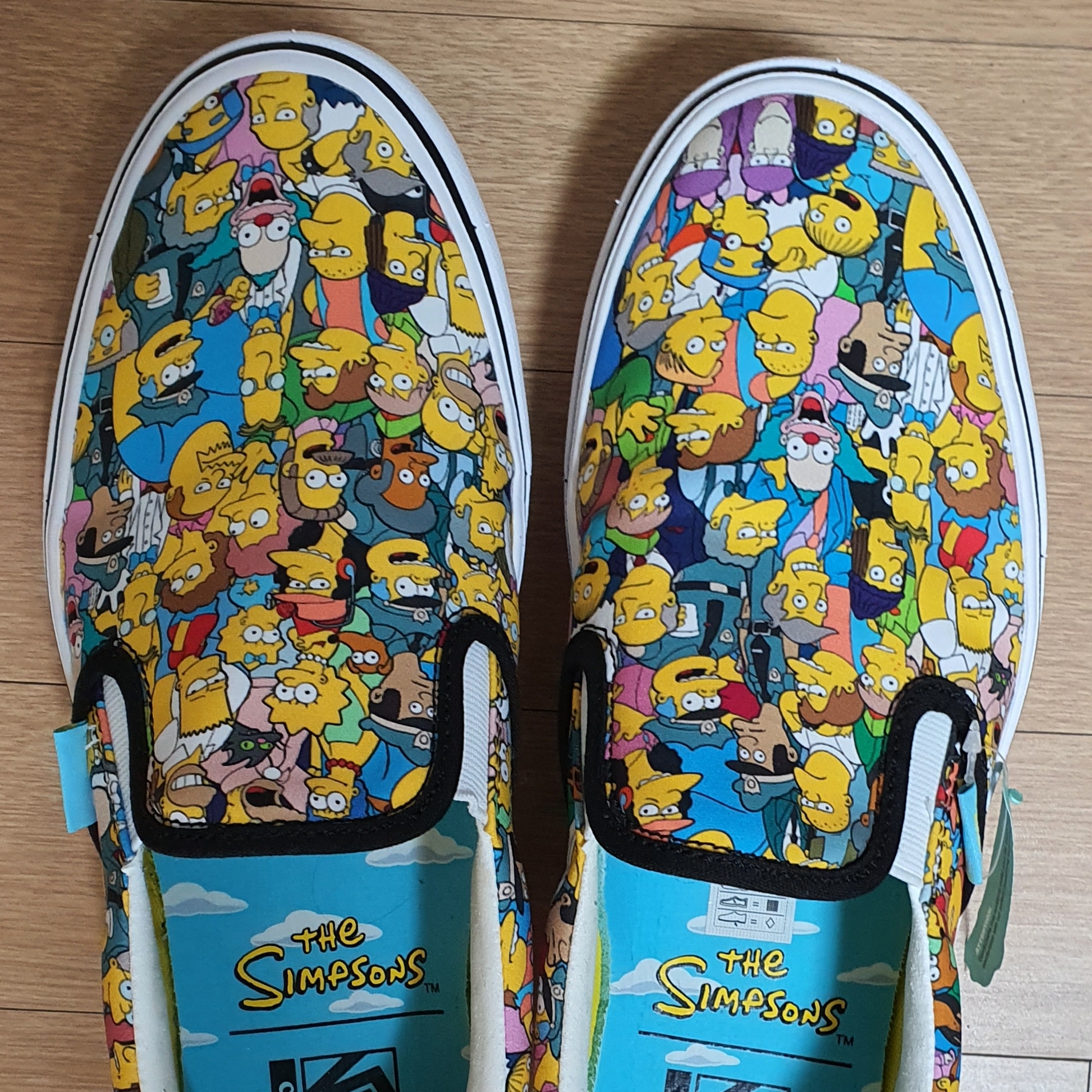 Vans x The Simpsons ComfyCush Slip-On Springfield 착용 스타일 - 1