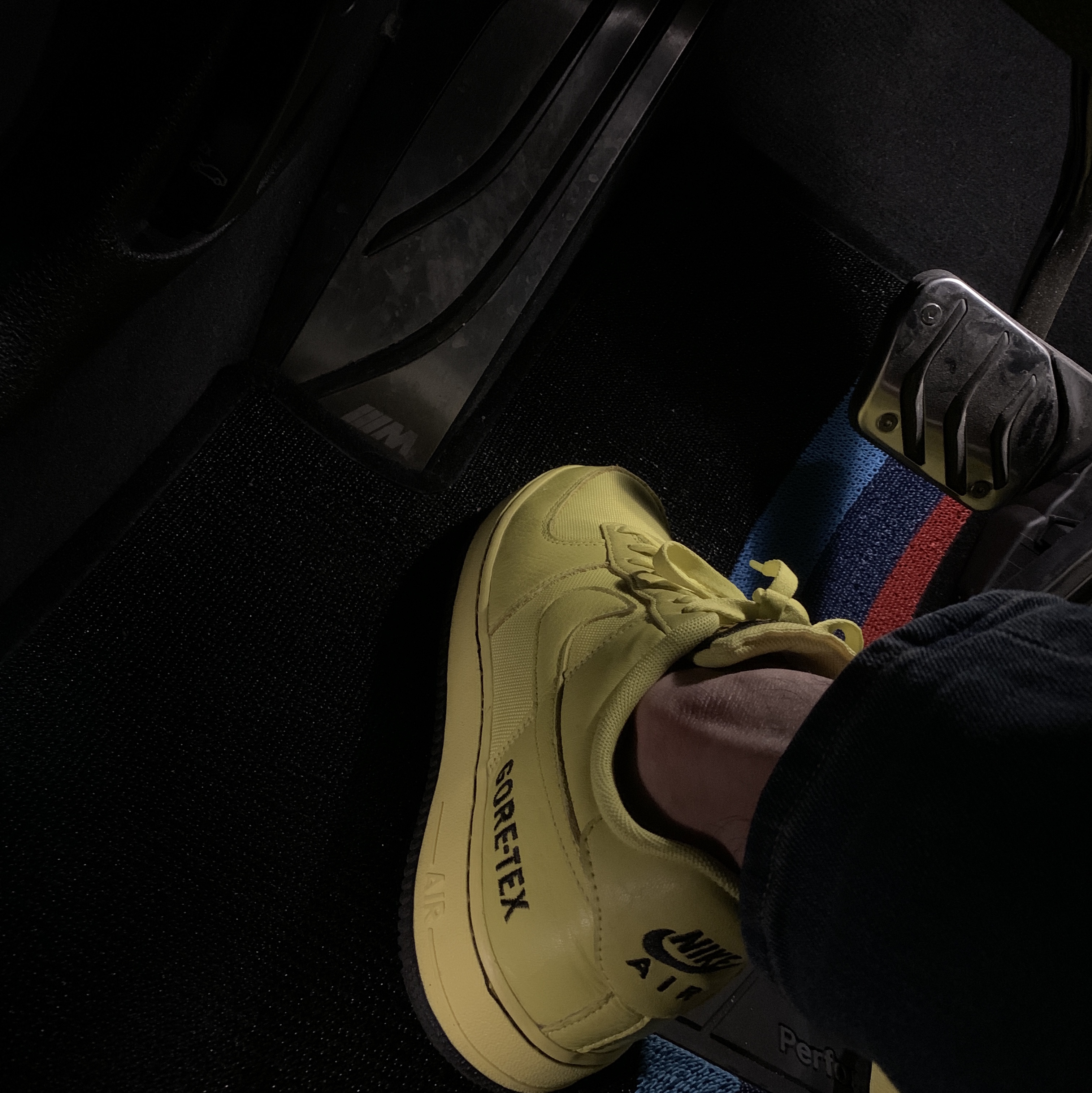 Nike Air Force 1 Low Gore-Tex Dynamic Yellow 착용 스타일 - 1
