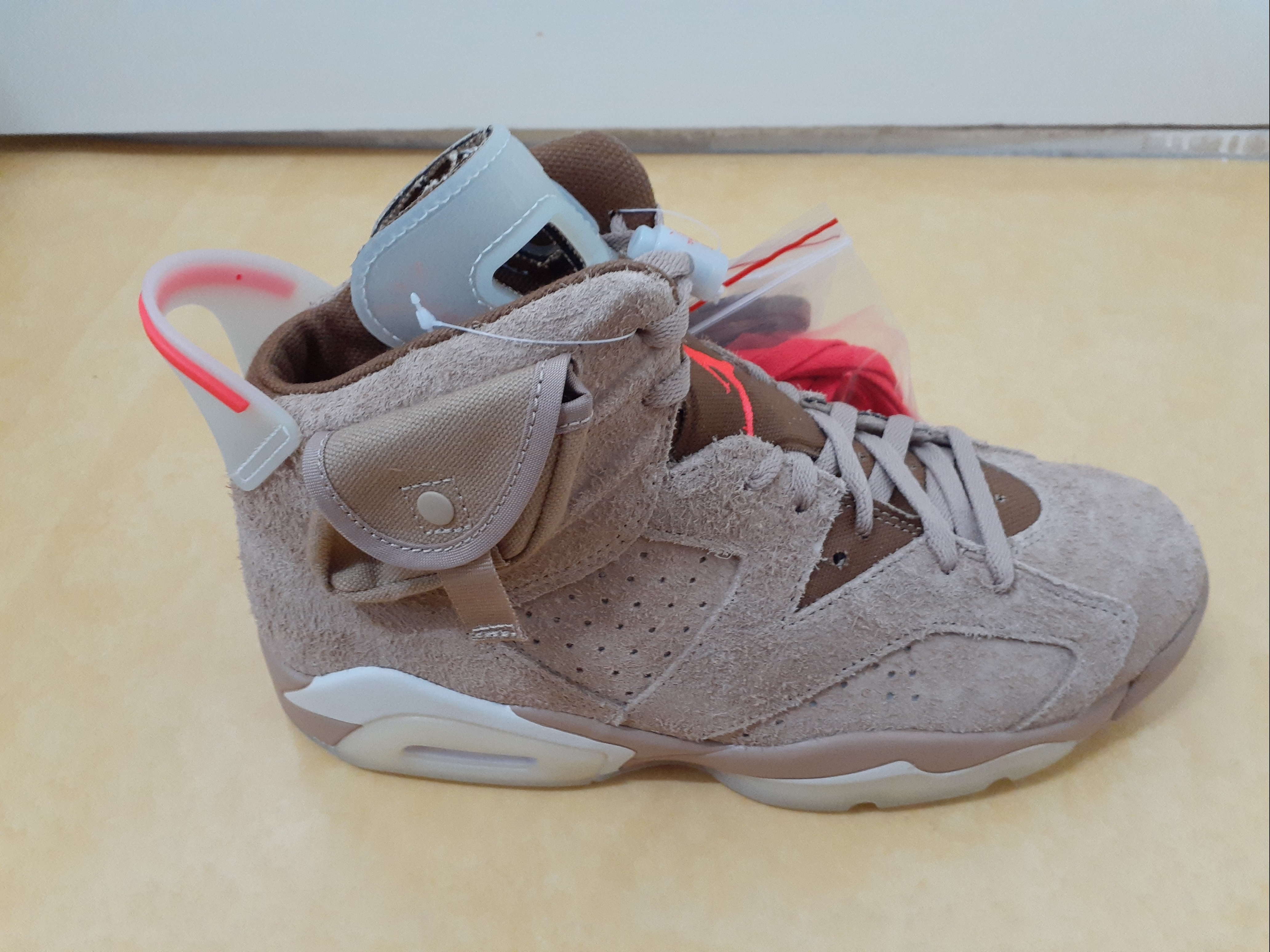 Jordan 6 x Travis Scott Retro SP British Khaki 착용 스타일