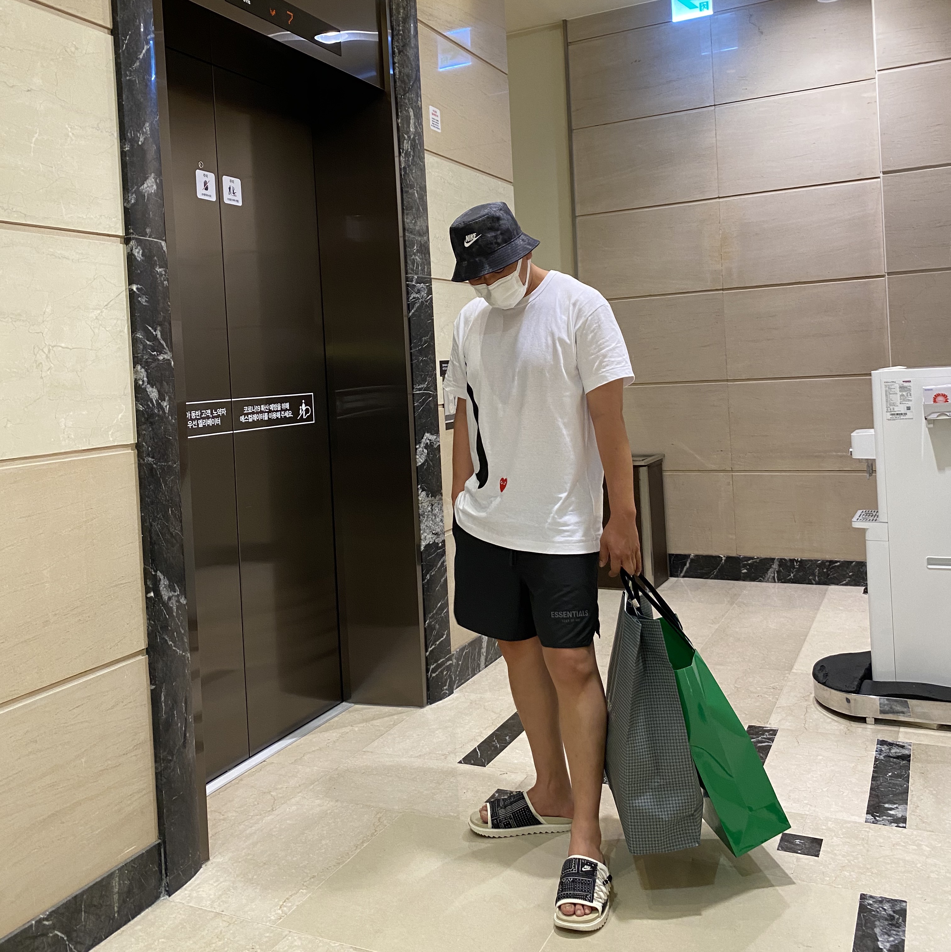 Nike Bucket Futura Tie-Dye Black, Play Comme des Garcons x Nike T-Shirt White 착용 스타일