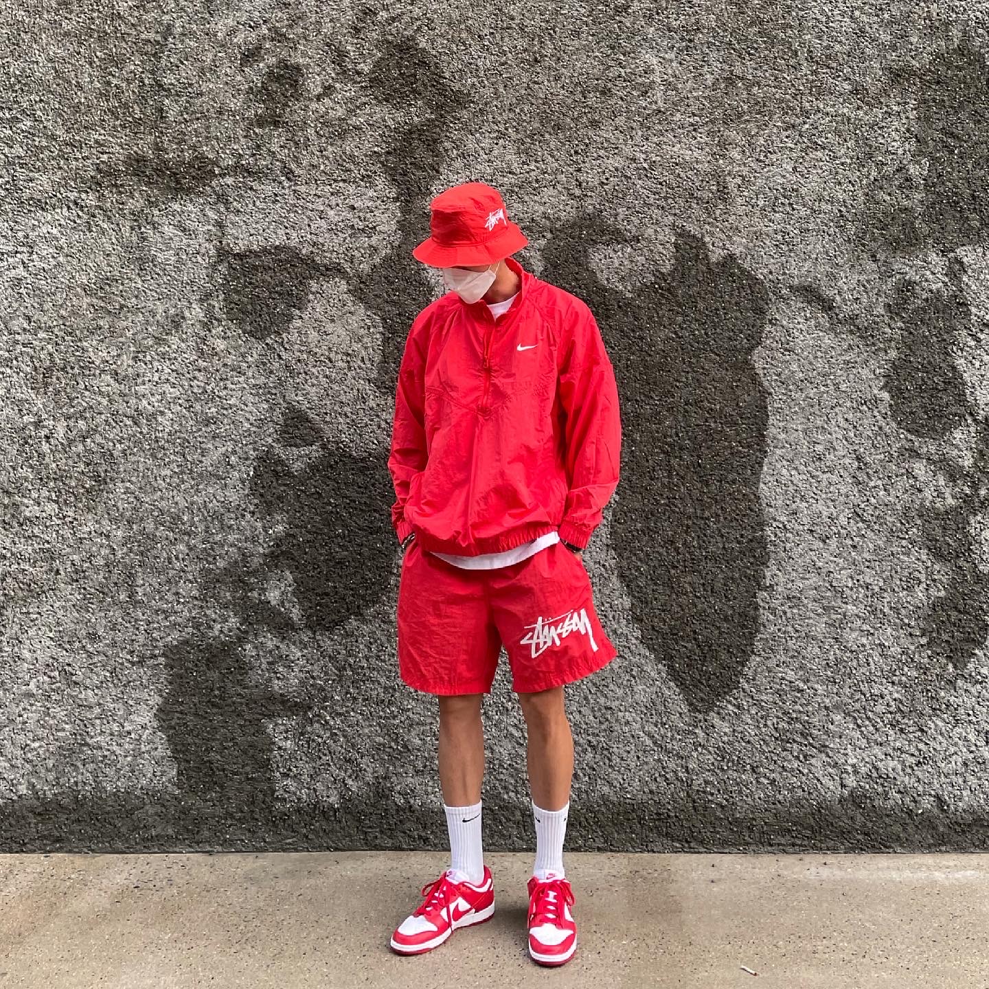 Nike x Stussy Windrunner Jacket Habanero Red, Nike x Stussy Water Shorts Habanero Red 착용 스타일 - 1