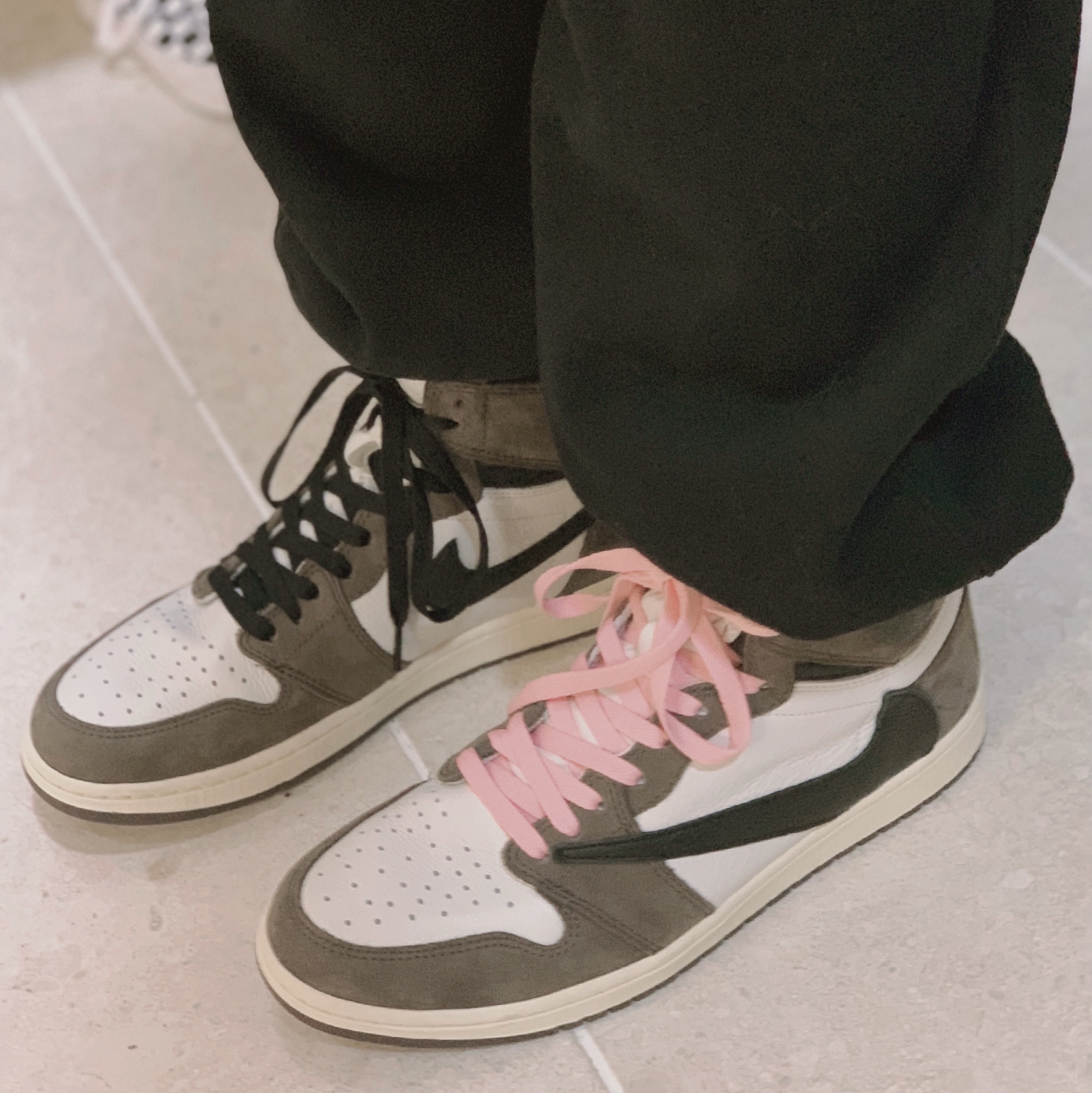 Jordan 1 x Travis Scott Retro High OG SP Mocha 착용 스타일 - 2