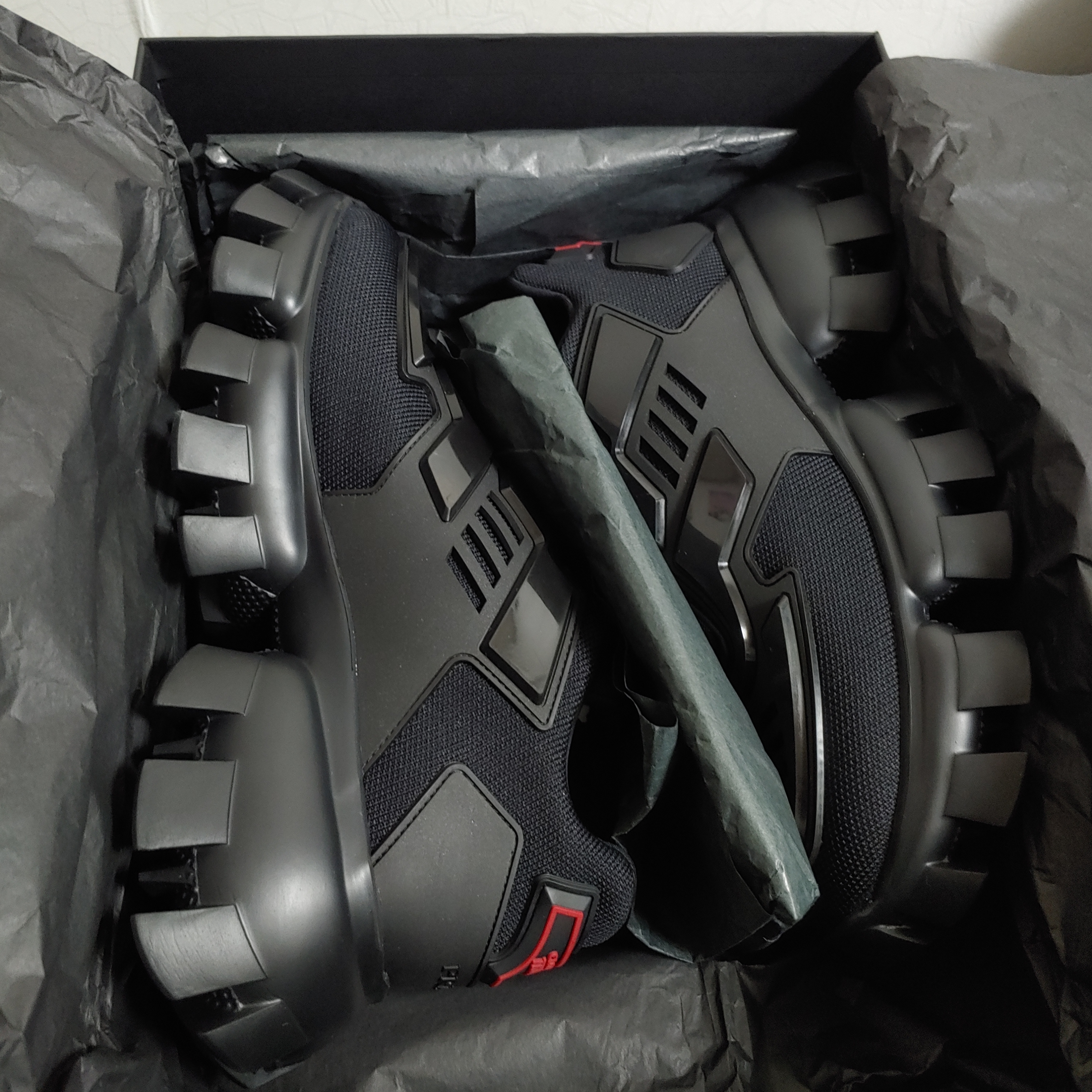(W) Prada Cloudbust Thunder Sneakers Black, Prada Cloudbust Thunder Technical Fabric Sneakers Black 착용 스타일 - 1