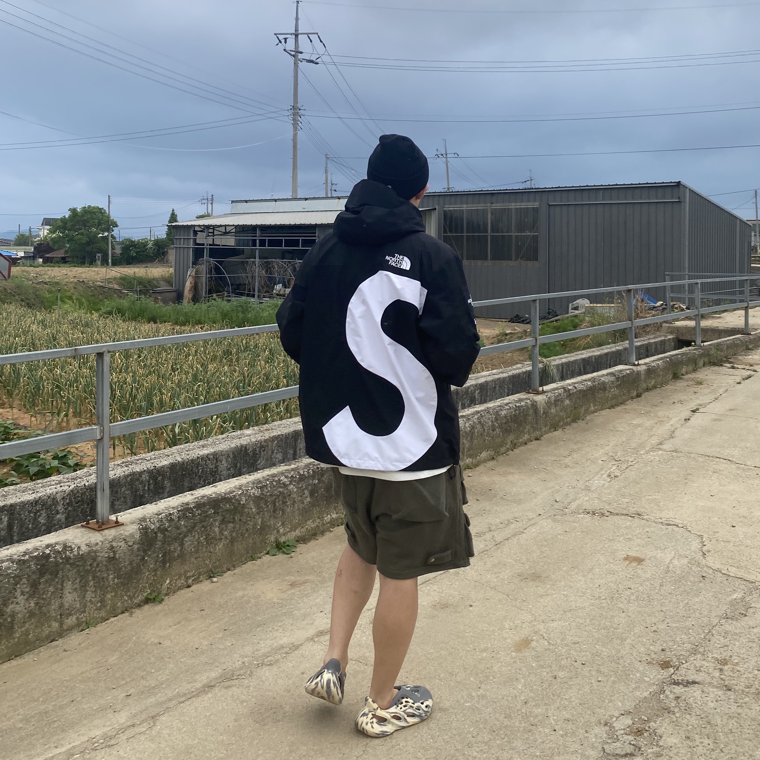 Adidas Yeezy Foam RNNR MXT Moon Gray, Supreme x The North Face S Logo Mountain Jacket Black - 20FW 착용 스타일