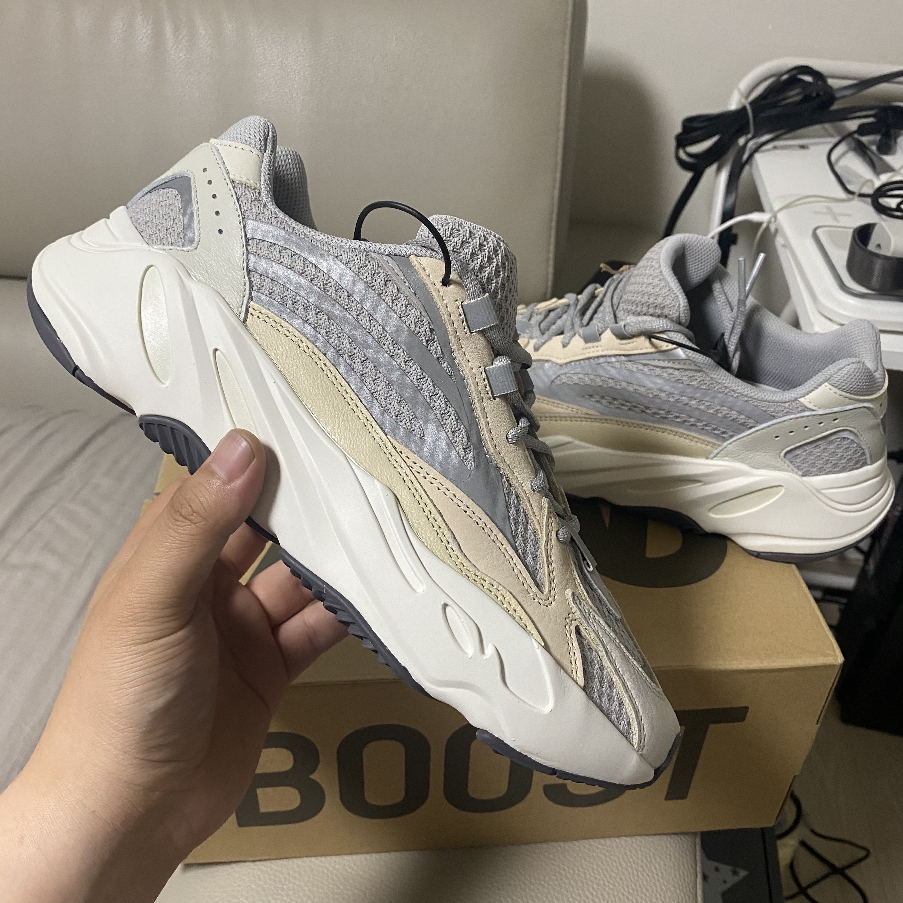 Adidas Yeezy Boost 700 V2 Cream 착용 스타일