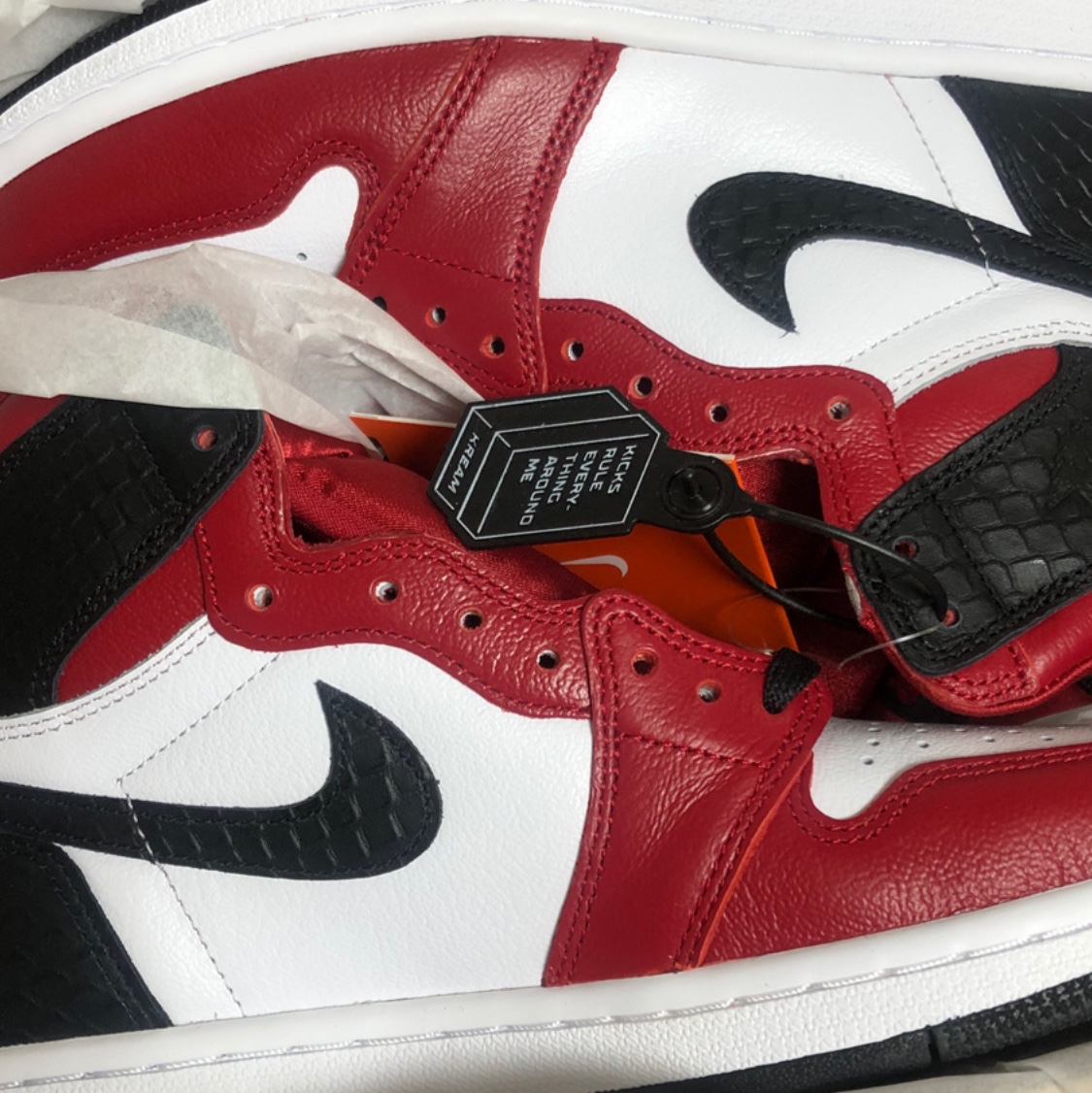 (W) Jordan 1 Retro High Satin Red 착용 스타일