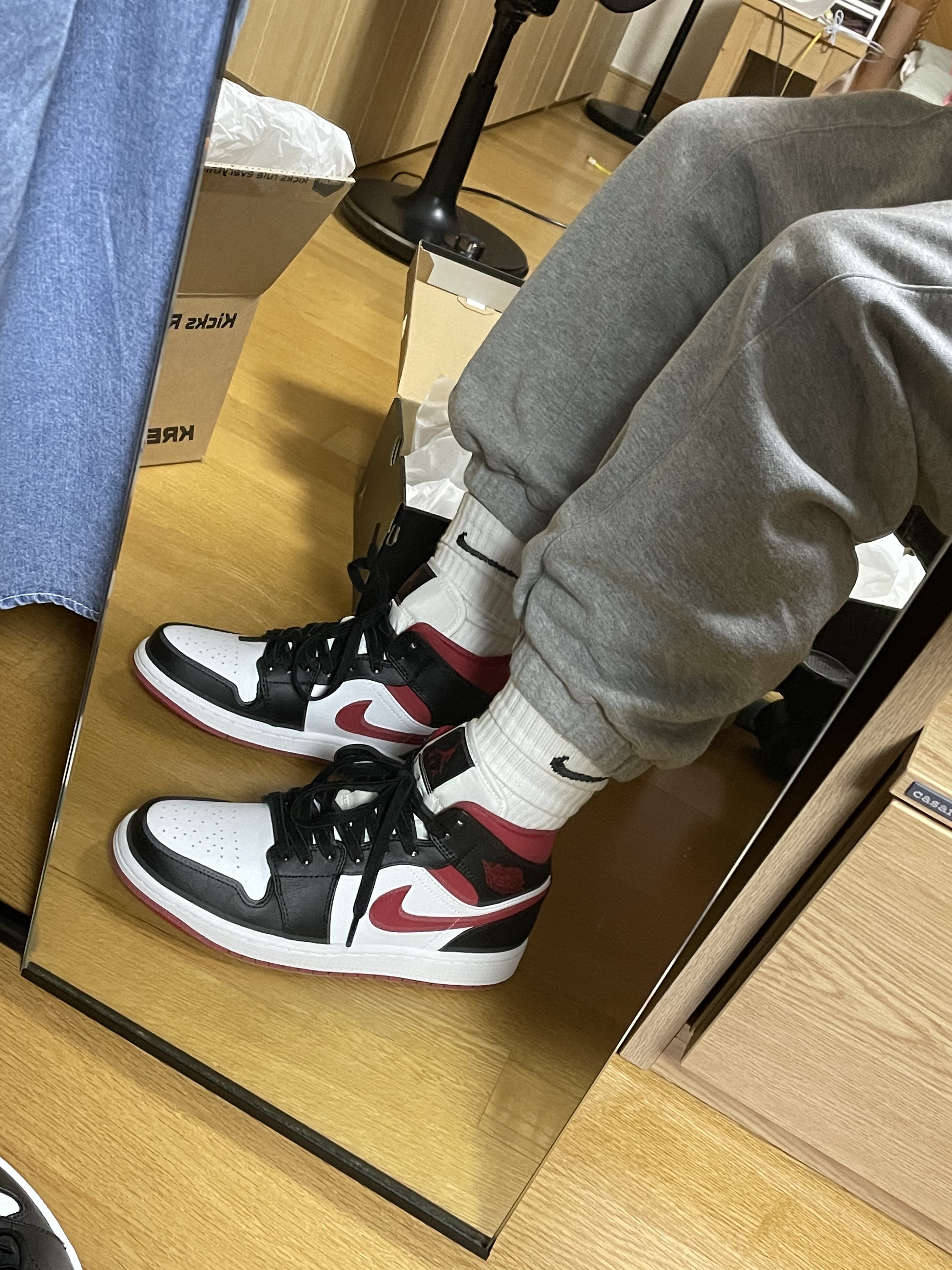 Jordan 1 Mid Gym Red Black White 착용 스타일