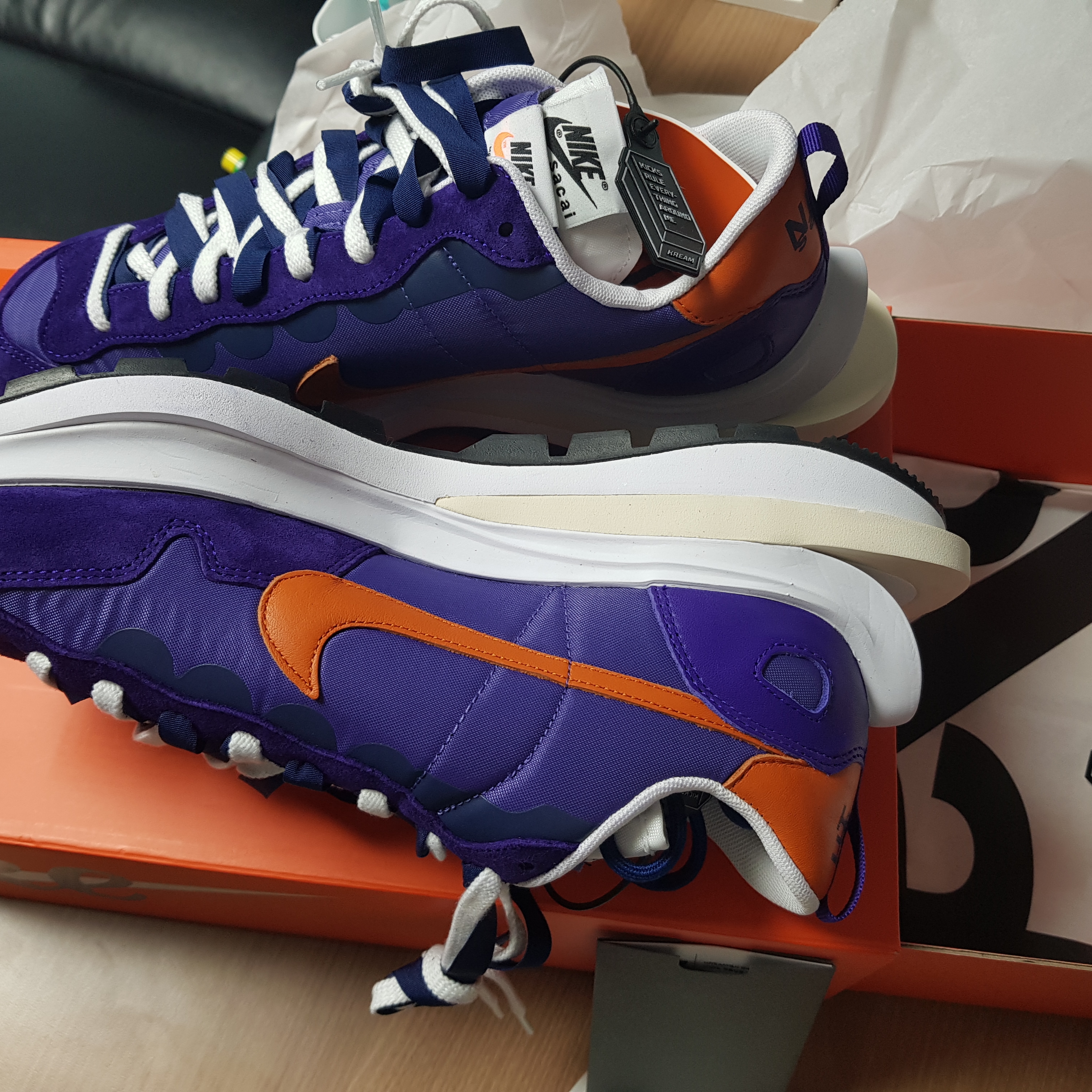 Nike x Sacai VaporWaffle Dark Iris 착용 스타일 - 4
